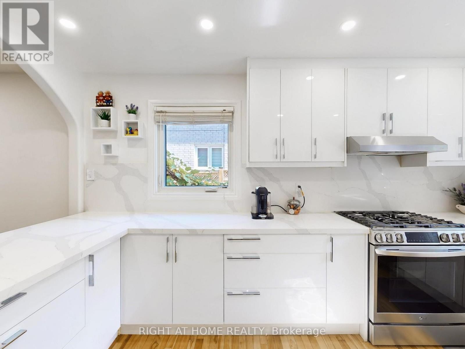 












828 LESLIE VALLEY DRIVE

,
Newmarket (Huron Heights-Leslie Valley),




Ontario
L3Y7H3

