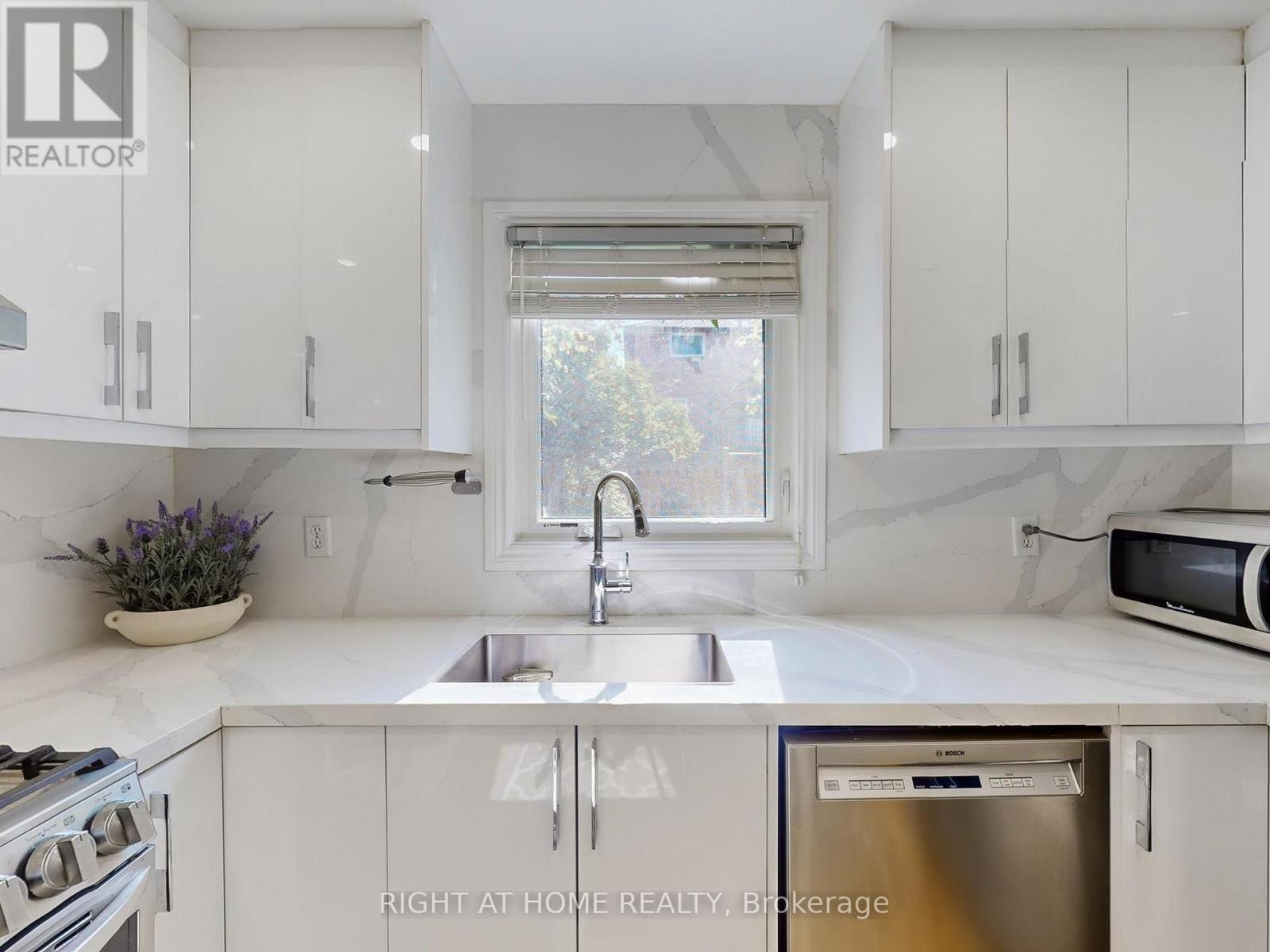 












828 LESLIE VALLEY DRIVE

,
Newmarket (Huron Heights-Leslie Valley),




Ontario
L3Y7H3

