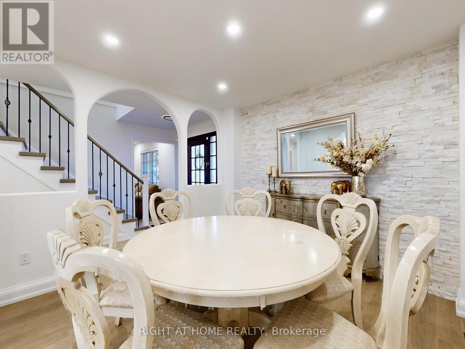 












828 LESLIE VALLEY DRIVE

,
Newmarket (Huron Heights-Leslie Valley),




Ontario
L3Y7H3

