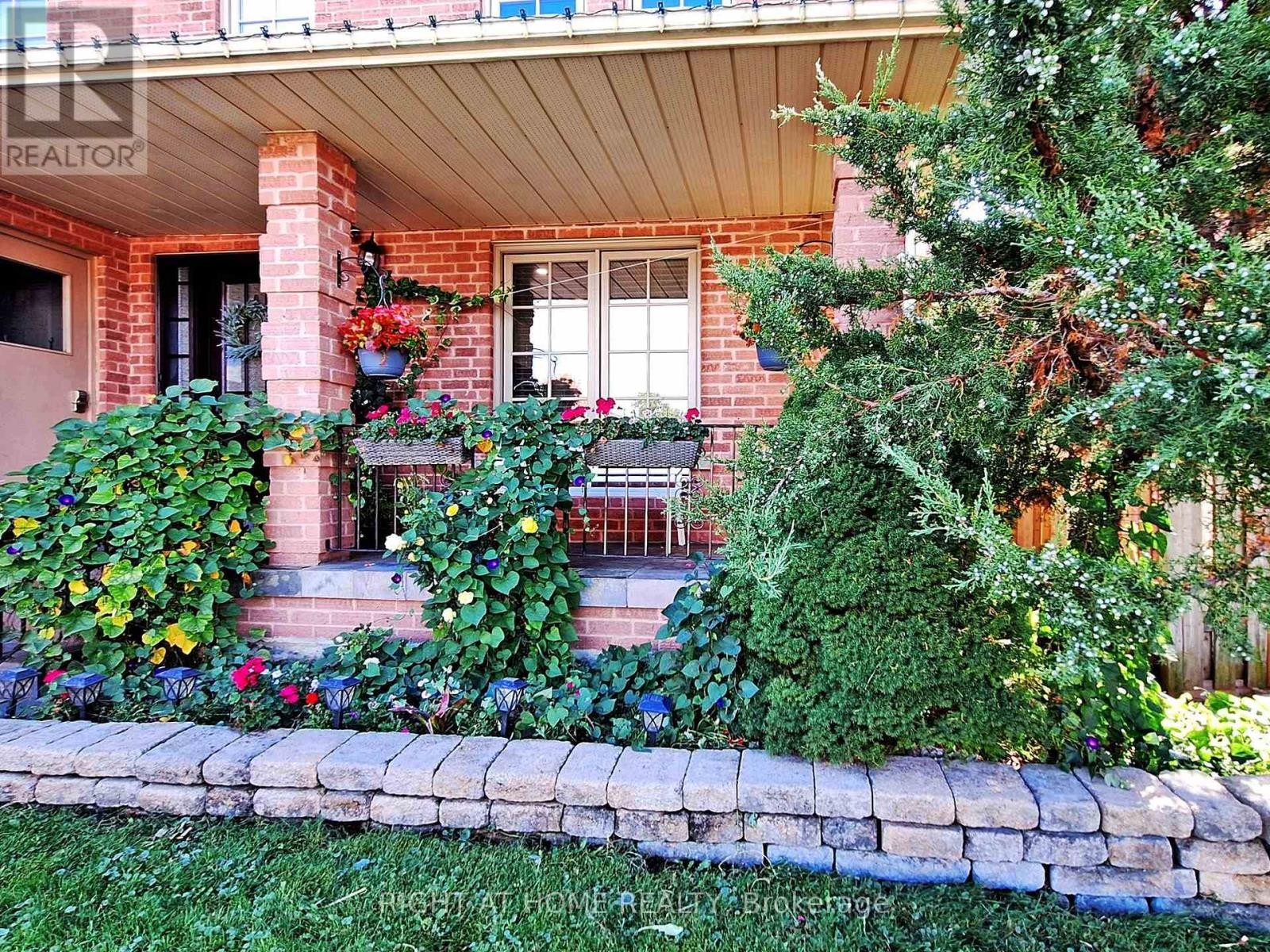 












828 LESLIE VALLEY DRIVE

,
Newmarket (Huron Heights-Leslie Valley),




Ontario
L3Y7H3

