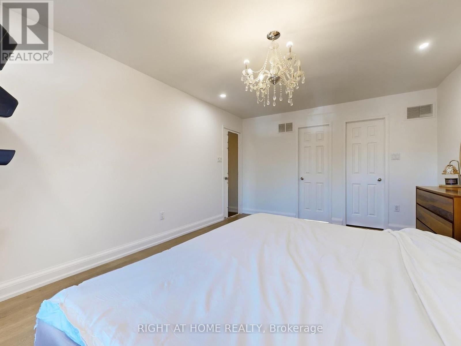 












828 LESLIE VALLEY DRIVE

,
Newmarket (Huron Heights-Leslie Valley),




Ontario
L3Y7H3

