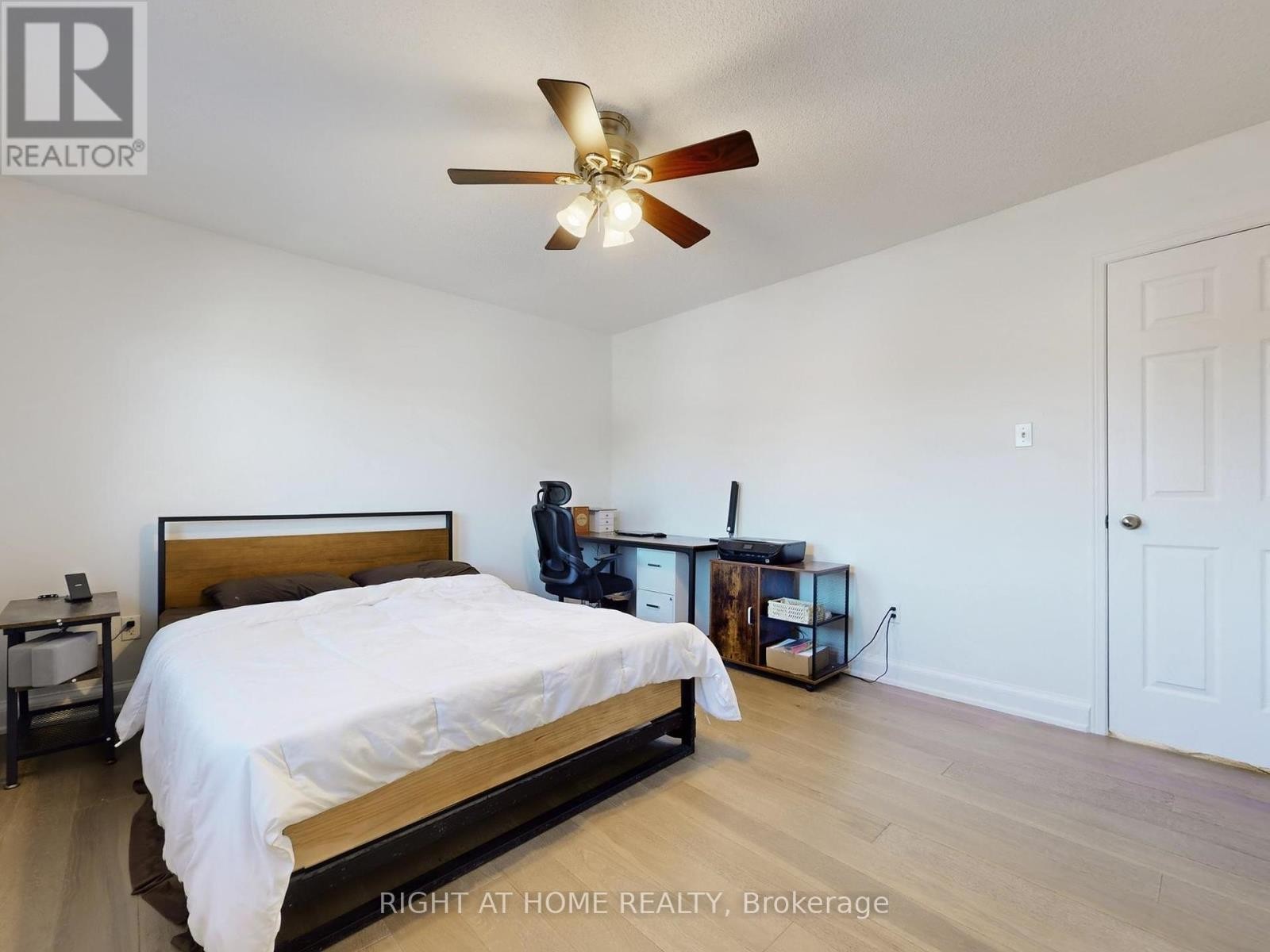 












828 LESLIE VALLEY DRIVE

,
Newmarket (Huron Heights-Leslie Valley),




Ontario
L3Y7H3

