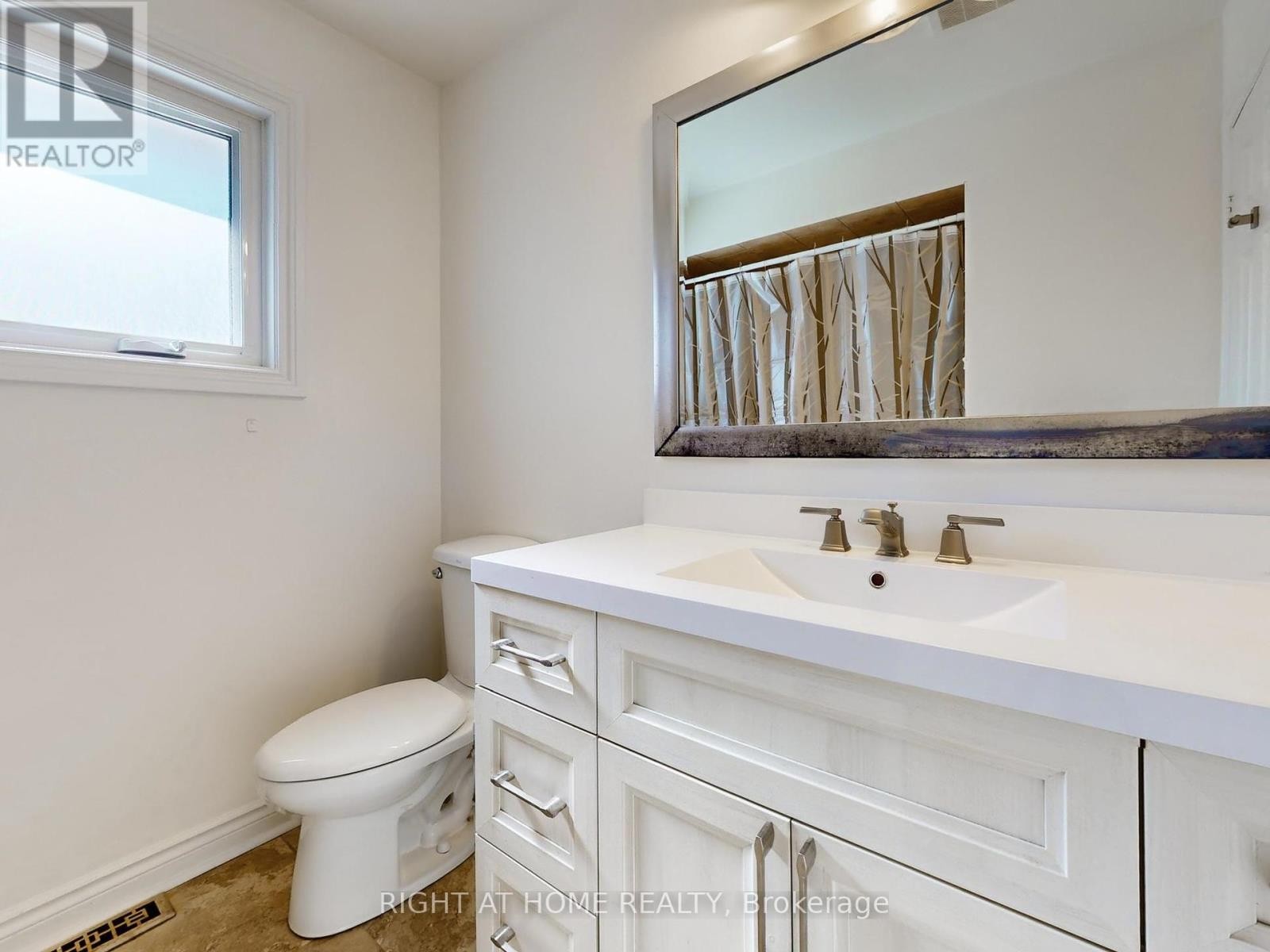 












828 LESLIE VALLEY DRIVE

,
Newmarket (Huron Heights-Leslie Valley),




Ontario
L3Y7H3

