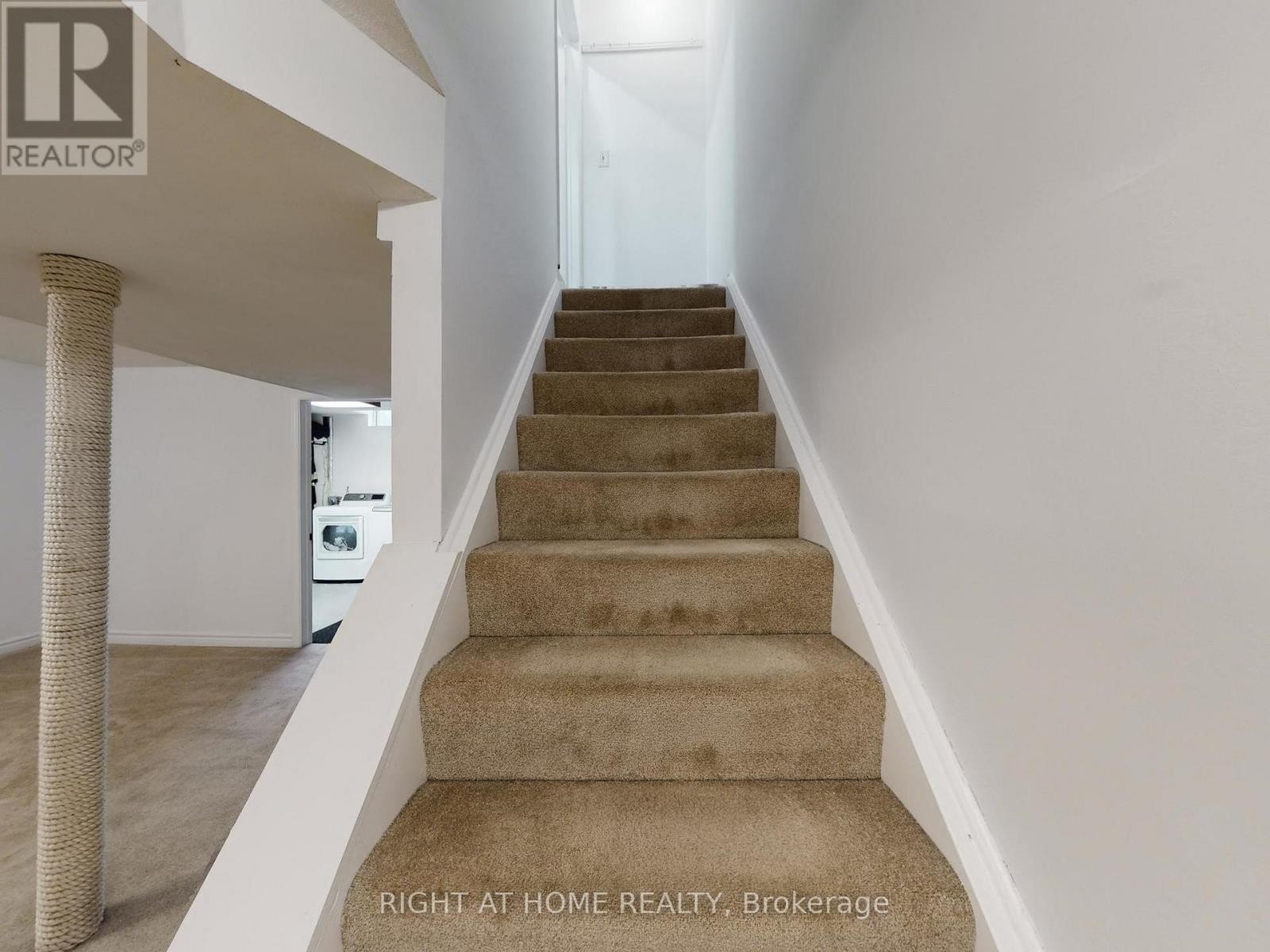 












828 LESLIE VALLEY DRIVE

,
Newmarket (Huron Heights-Leslie Valley),




Ontario
L3Y7H3

