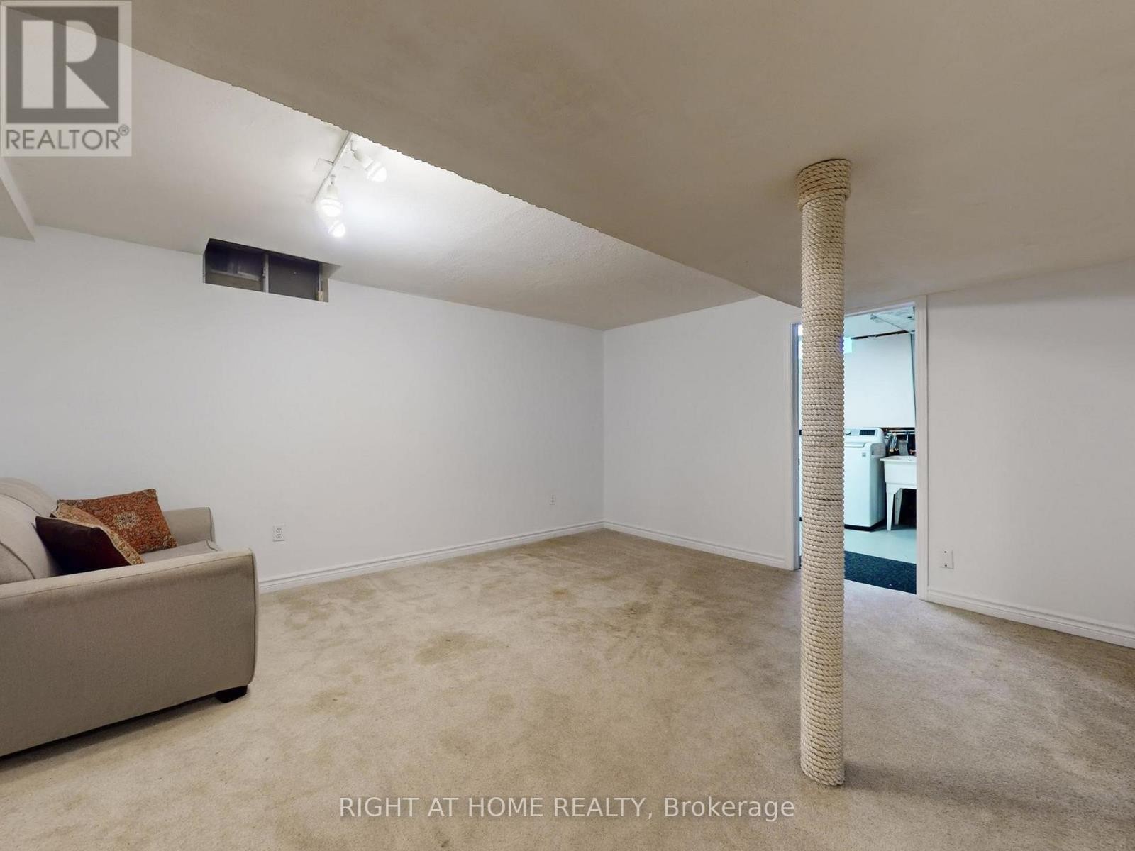 












828 LESLIE VALLEY DRIVE

,
Newmarket (Huron Heights-Leslie Valley),




Ontario
L3Y7H3

