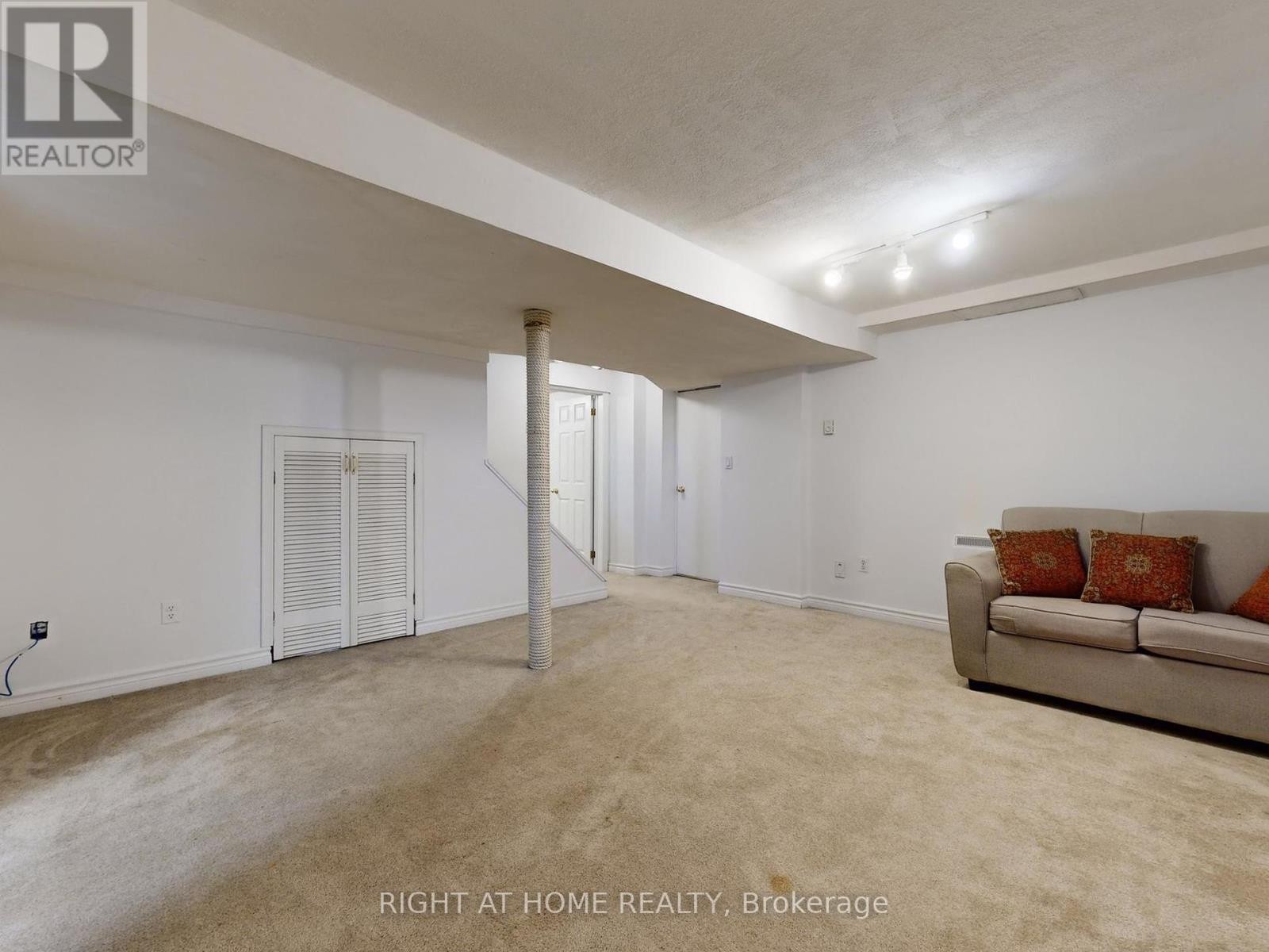 












828 LESLIE VALLEY DRIVE

,
Newmarket (Huron Heights-Leslie Valley),




Ontario
L3Y7H3

