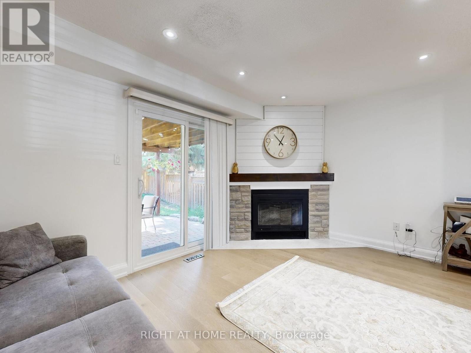 












828 LESLIE VALLEY DRIVE

,
Newmarket (Huron Heights-Leslie Valley),




Ontario
L3Y7H3

