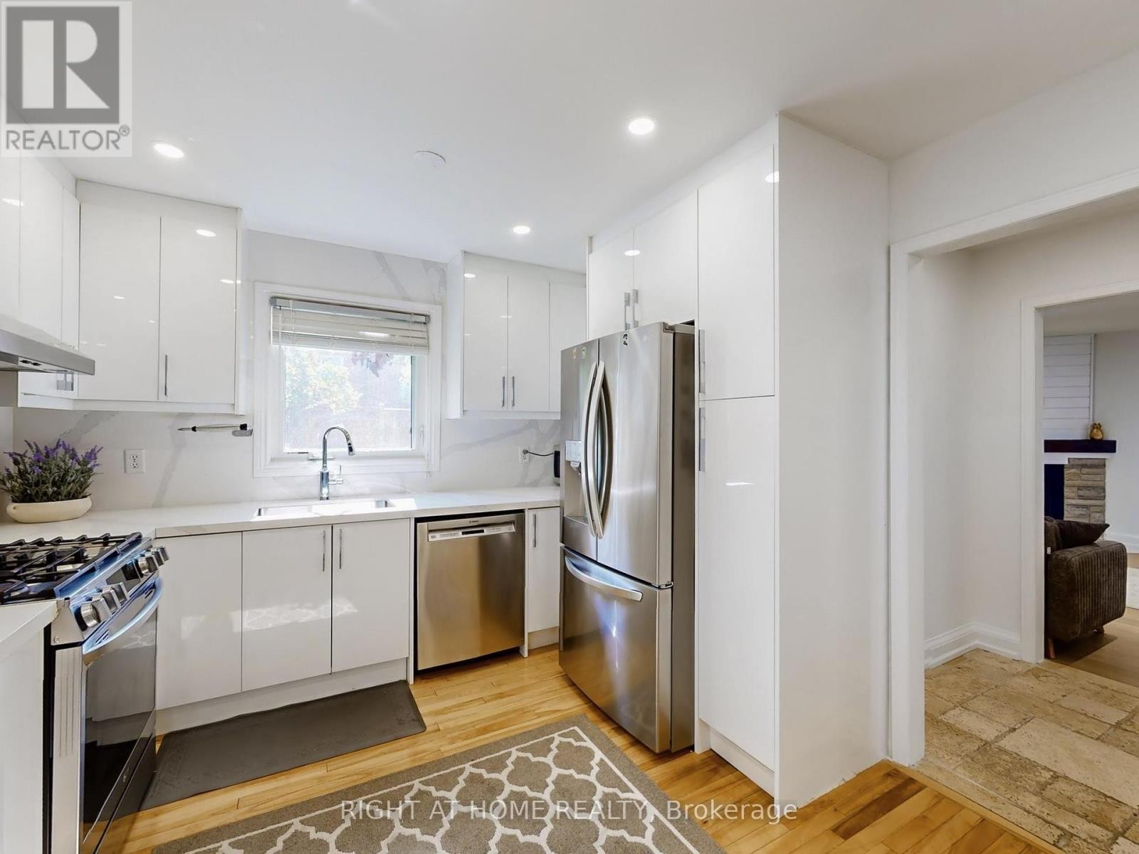 












828 LESLIE VALLEY DRIVE

,
Newmarket (Huron Heights-Leslie Valley),




Ontario
L3Y7H3

