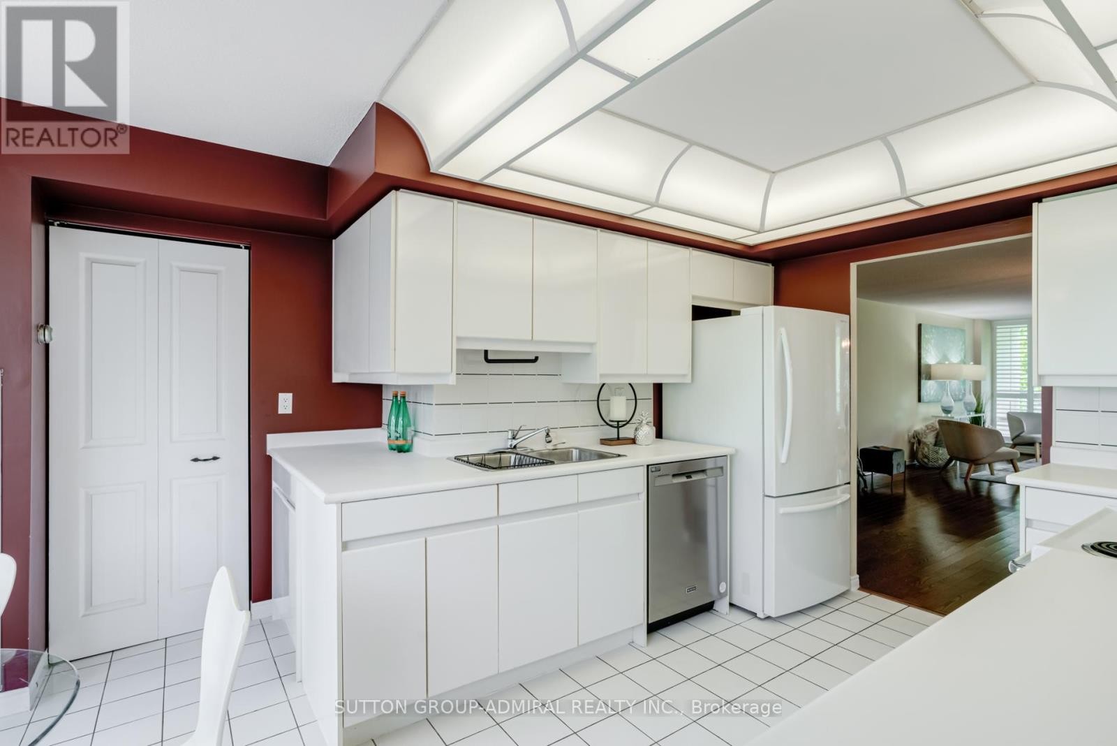 












311 - 7250 YONGE STREET

,
Vaughan (Crestwood-Springfarm-Yorkhill),




Ontario
L4J7X1

