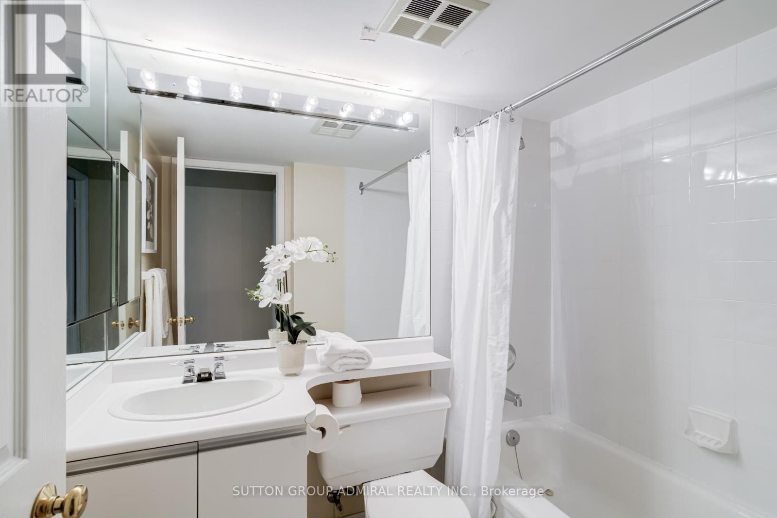 












311 - 7250 YONGE STREET

,
Vaughan (Crestwood-Springfarm-Yorkhill),




Ontario
L4J7X1

