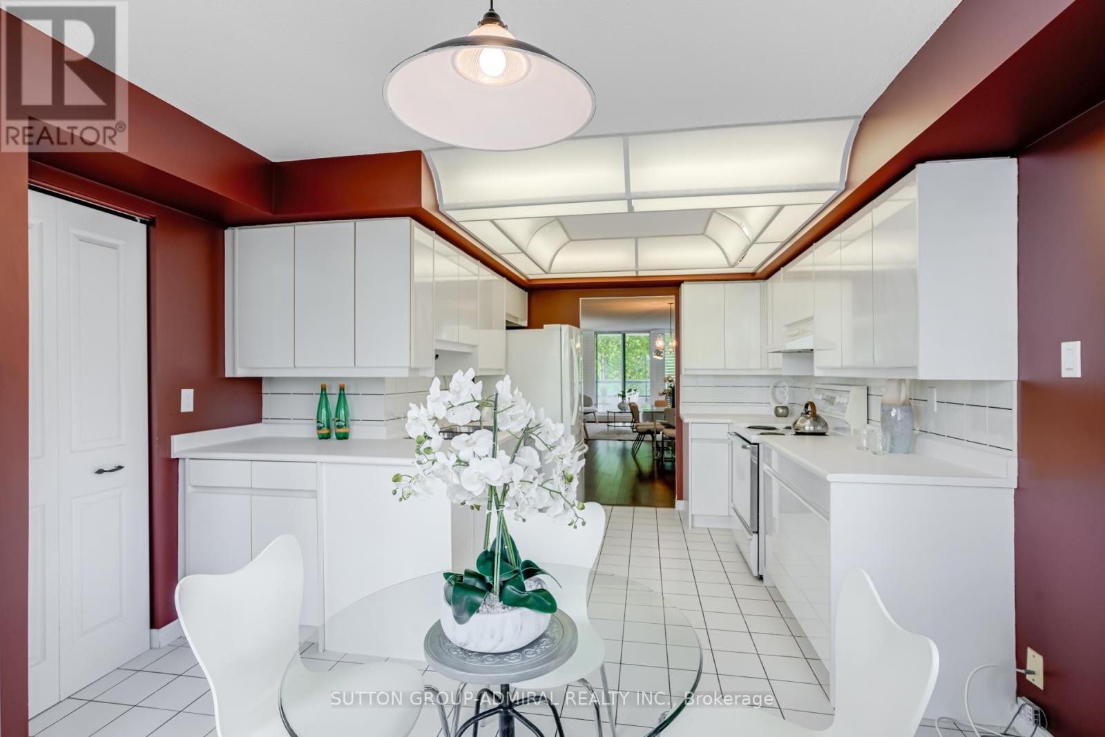 












311 - 7250 YONGE STREET

,
Vaughan (Crestwood-Springfarm-Yorkhill),




Ontario
L4J7X1

