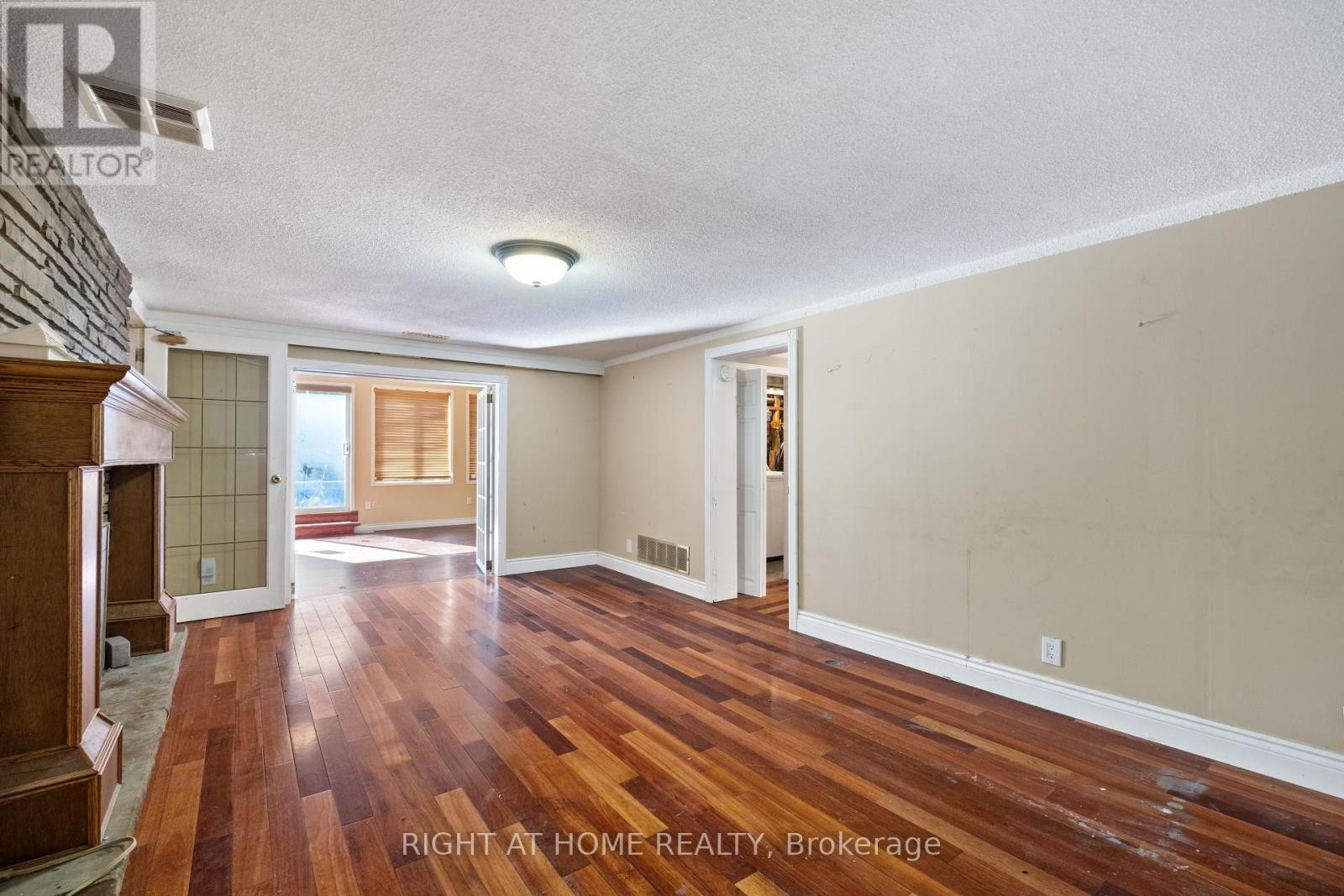 












275 MIAMI DRIVE

,
Georgina (Keswick South),




Ontario
L4P2Z5

