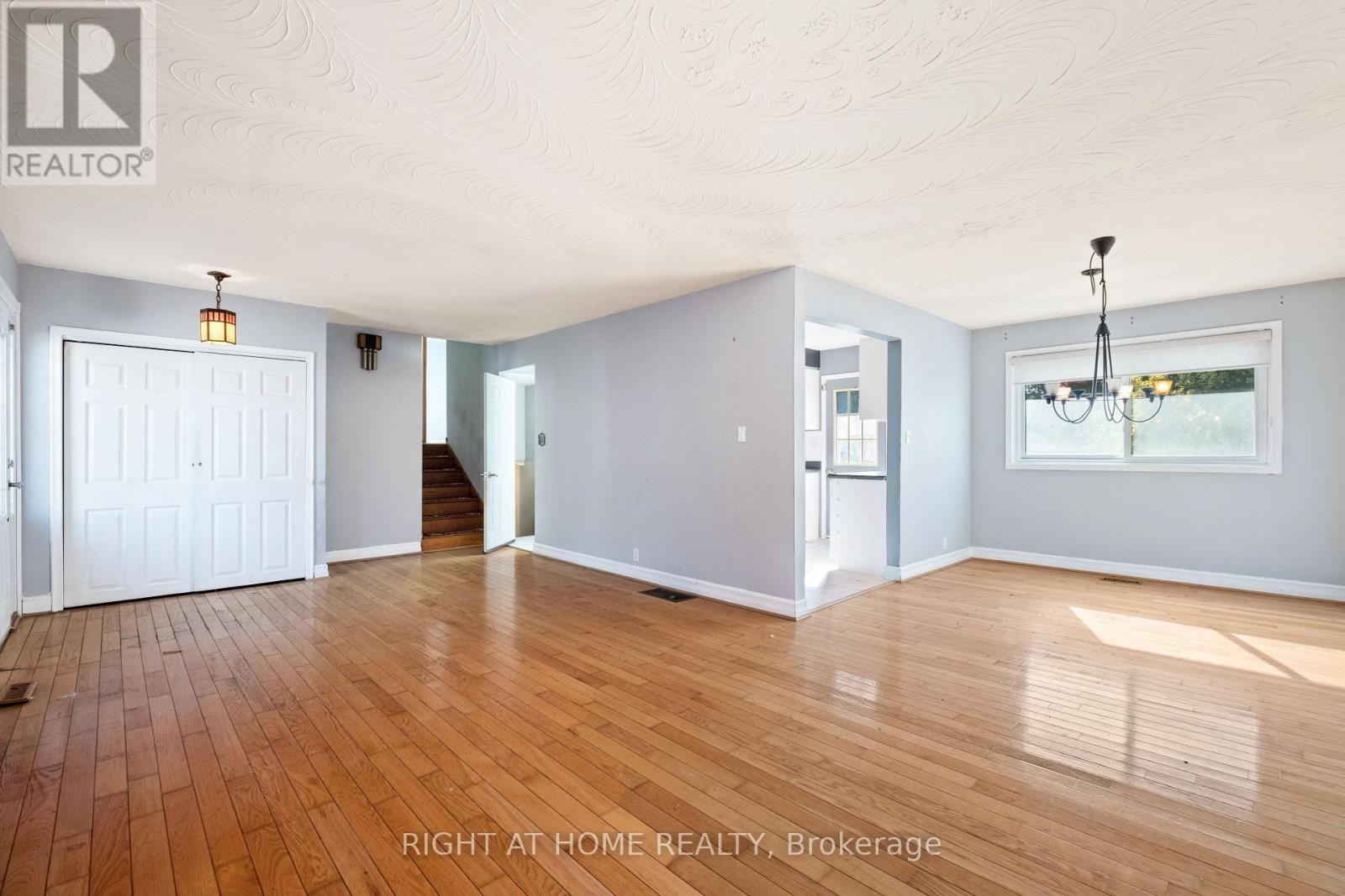 












275 MIAMI DRIVE

,
Georgina (Keswick South),




Ontario
L4P2Z5

