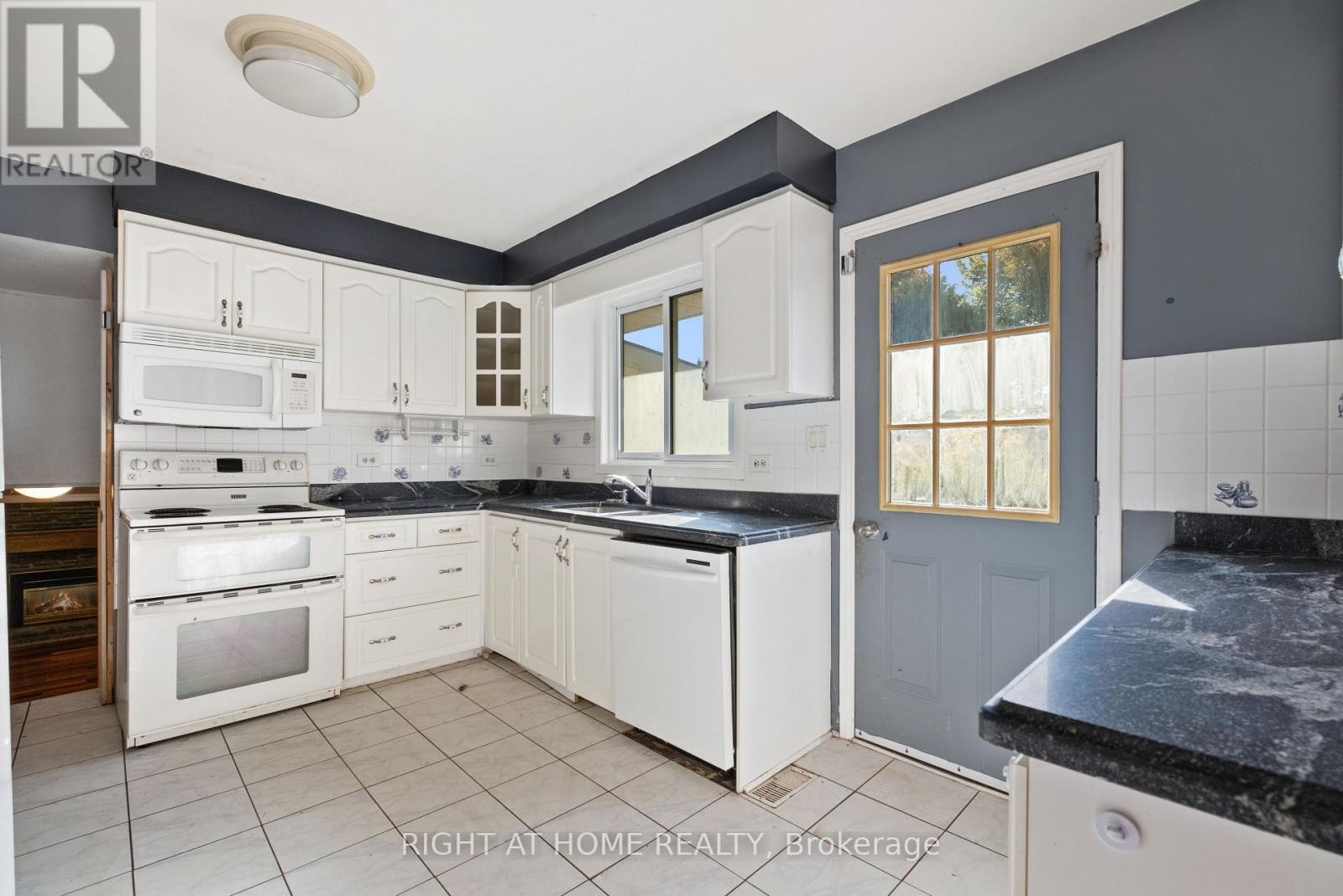












275 MIAMI DRIVE

,
Georgina (Keswick South),




Ontario
L4P2Z5

