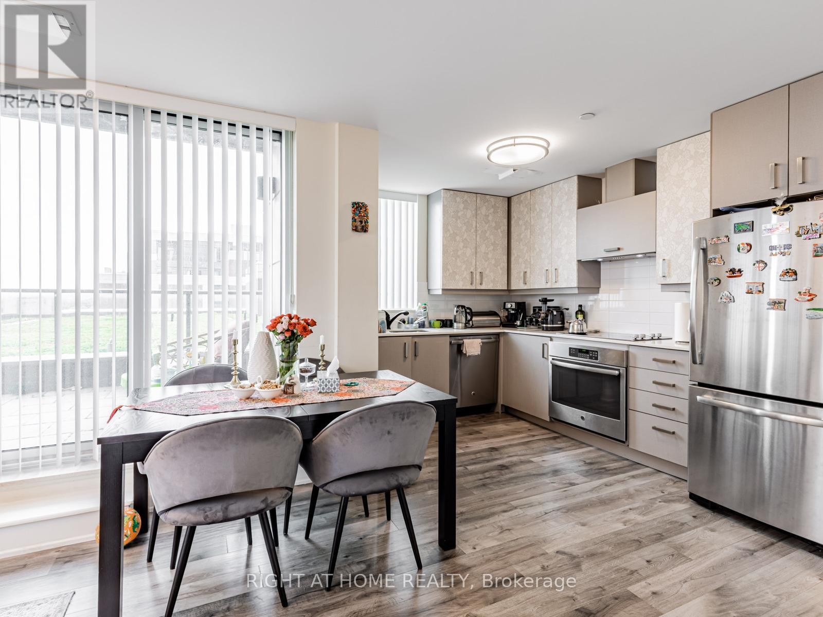 












826 - 18 UPTOWN DRIVE

,
Markham (Unionville),




Ontario
L3R5M5

