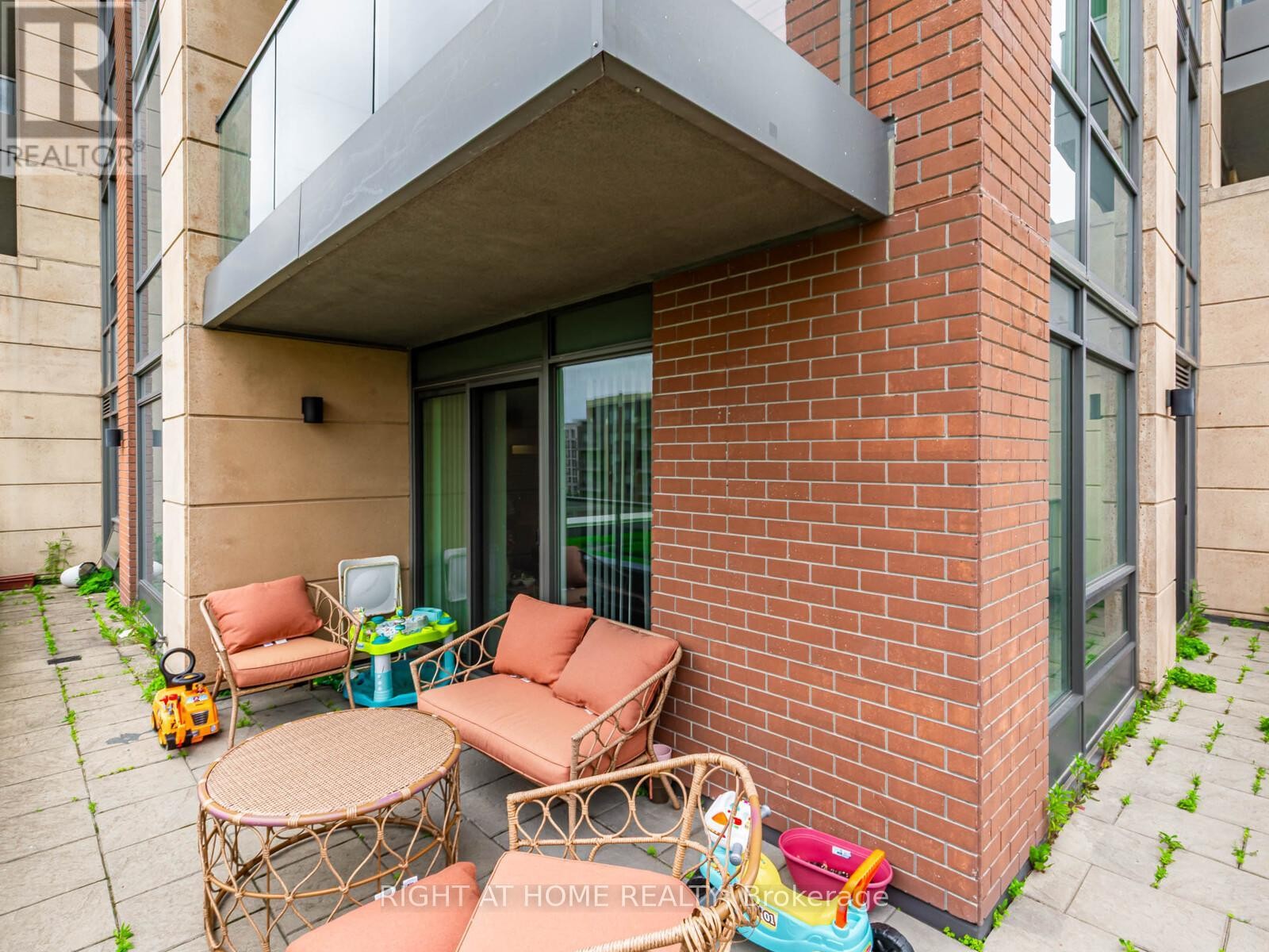 












826 - 18 UPTOWN DRIVE

,
Markham (Unionville),




Ontario
L3R5M5

