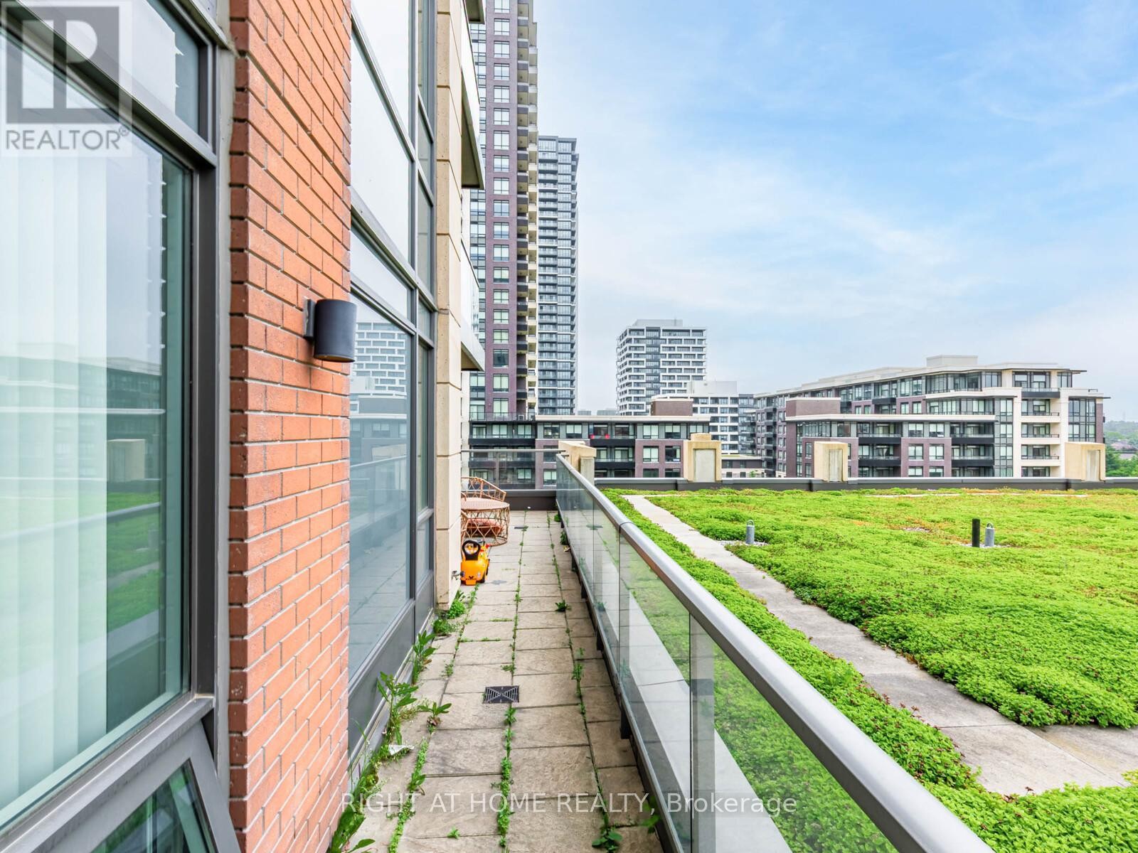 












826 - 18 UPTOWN DRIVE

,
Markham (Unionville),




Ontario
L3R5M5

