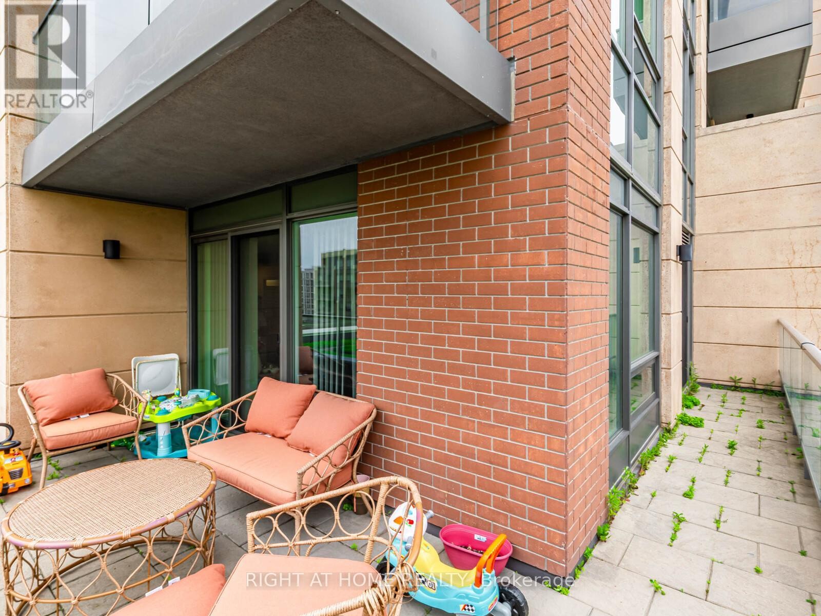 












826 - 18 UPTOWN DRIVE

,
Markham (Unionville),




Ontario
L3R5M5

