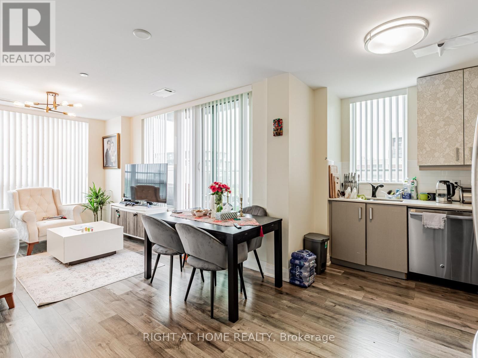 












826 - 18 UPTOWN DRIVE

,
Markham (Unionville),




Ontario
L3R5M5

