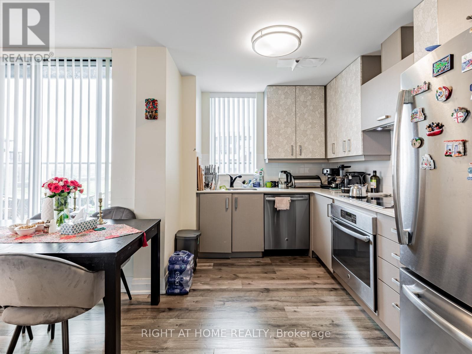 












826 - 18 UPTOWN DRIVE

,
Markham (Unionville),




Ontario
L3R5M5

