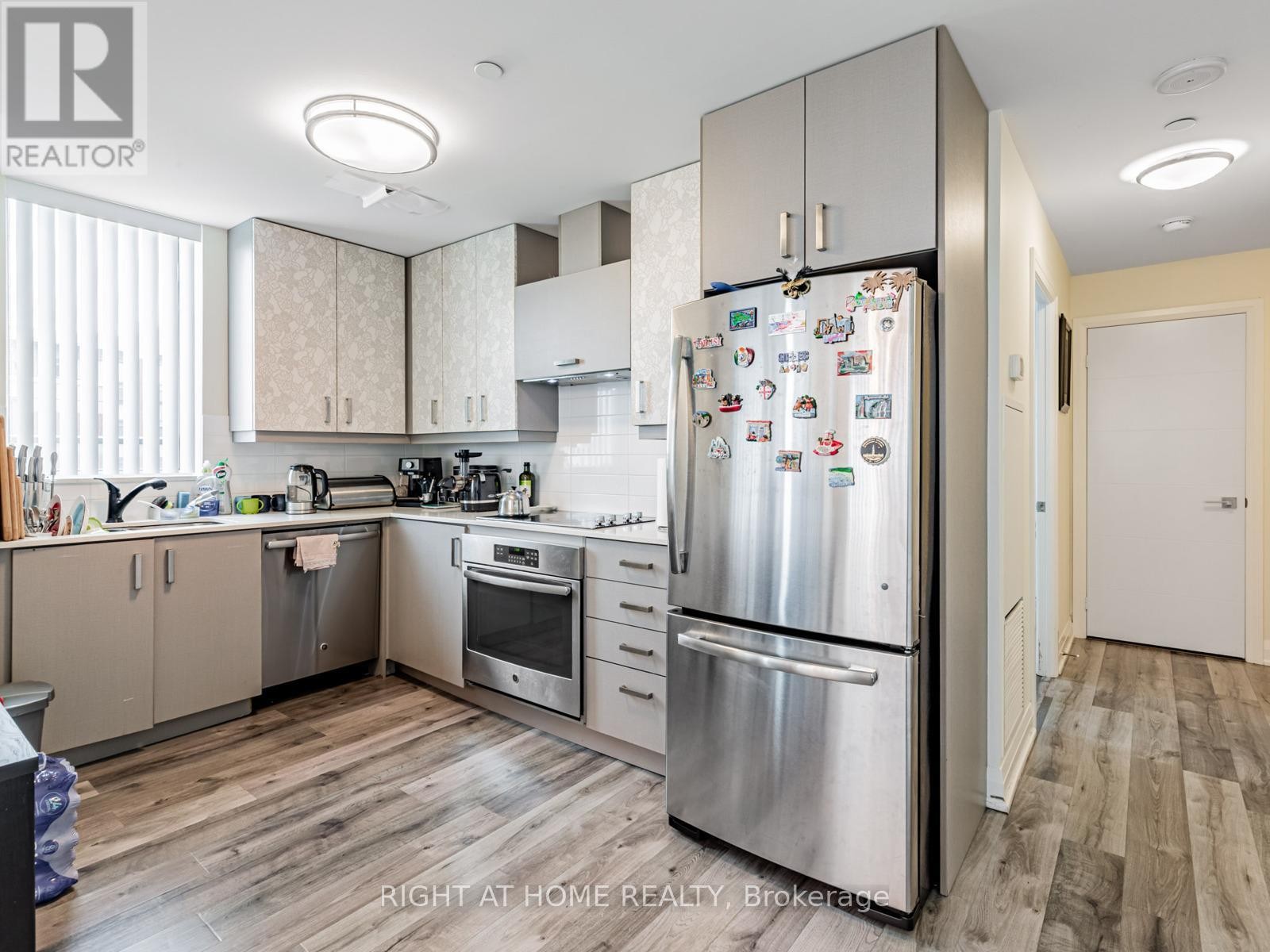 












826 - 18 UPTOWN DRIVE

,
Markham (Unionville),




Ontario
L3R5M5


