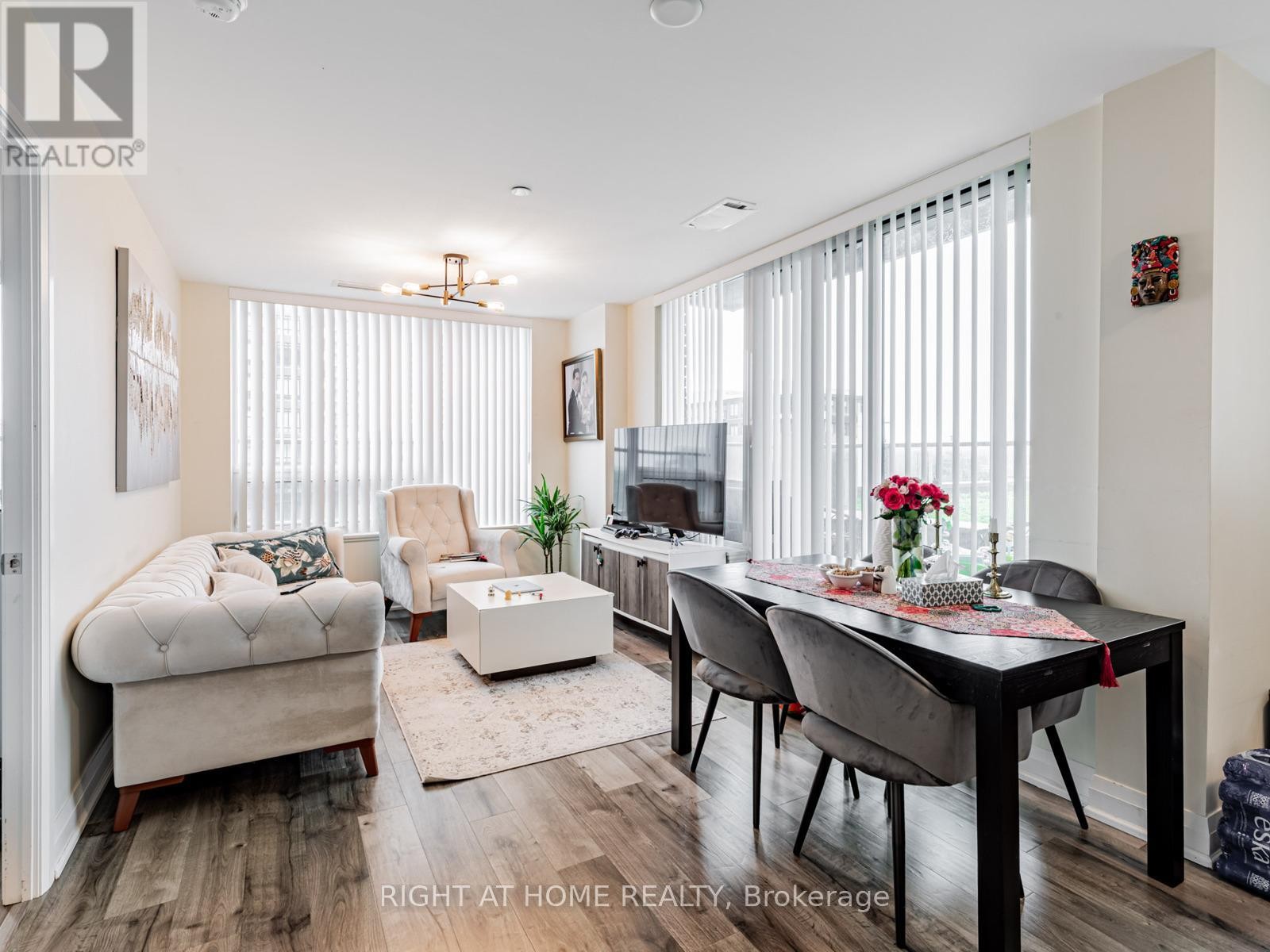 












826 - 18 UPTOWN DRIVE

,
Markham (Unionville),




Ontario
L3R5M5

