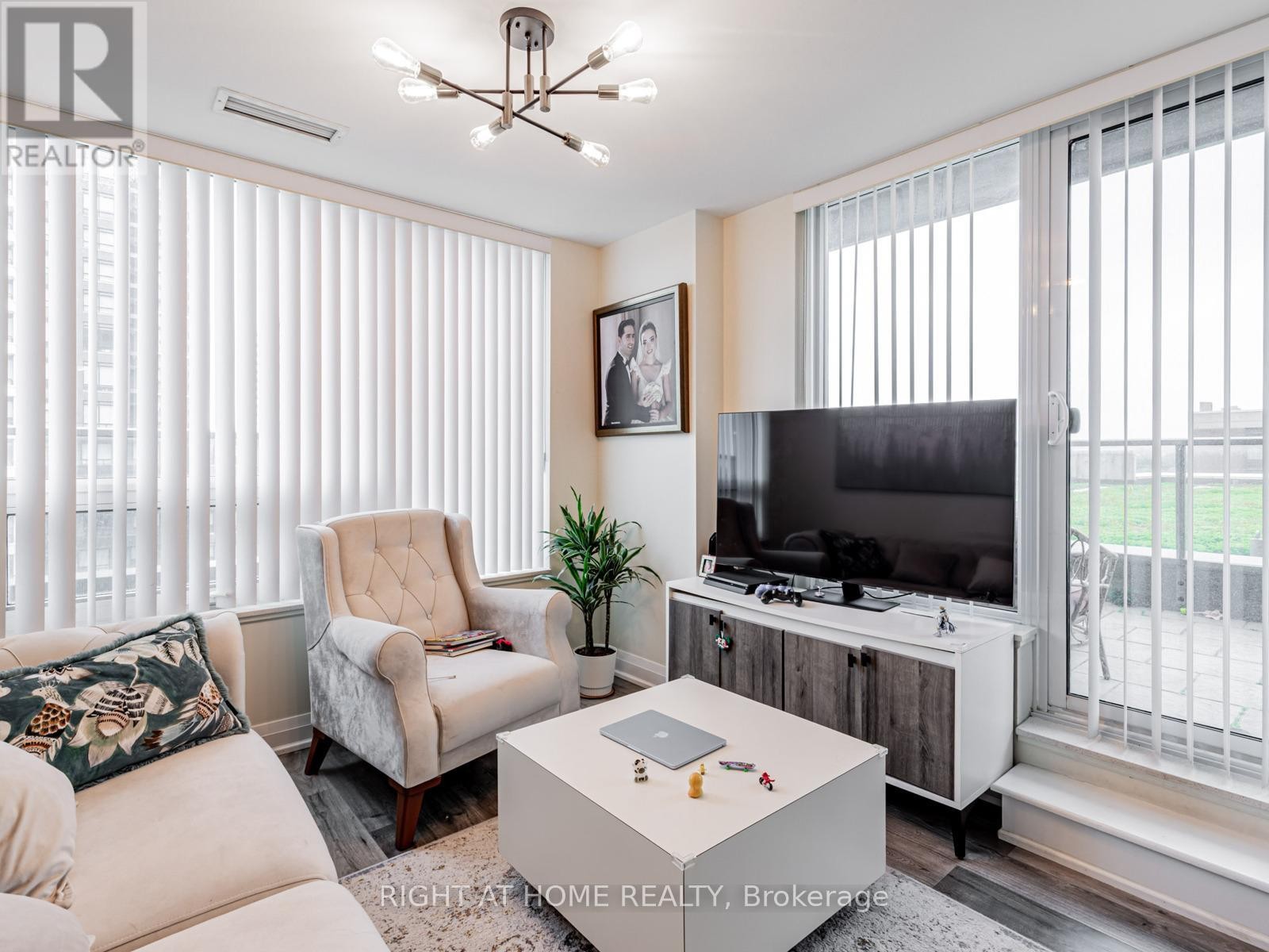 












826 - 18 UPTOWN DRIVE

,
Markham (Unionville),




Ontario
L3R5M5

