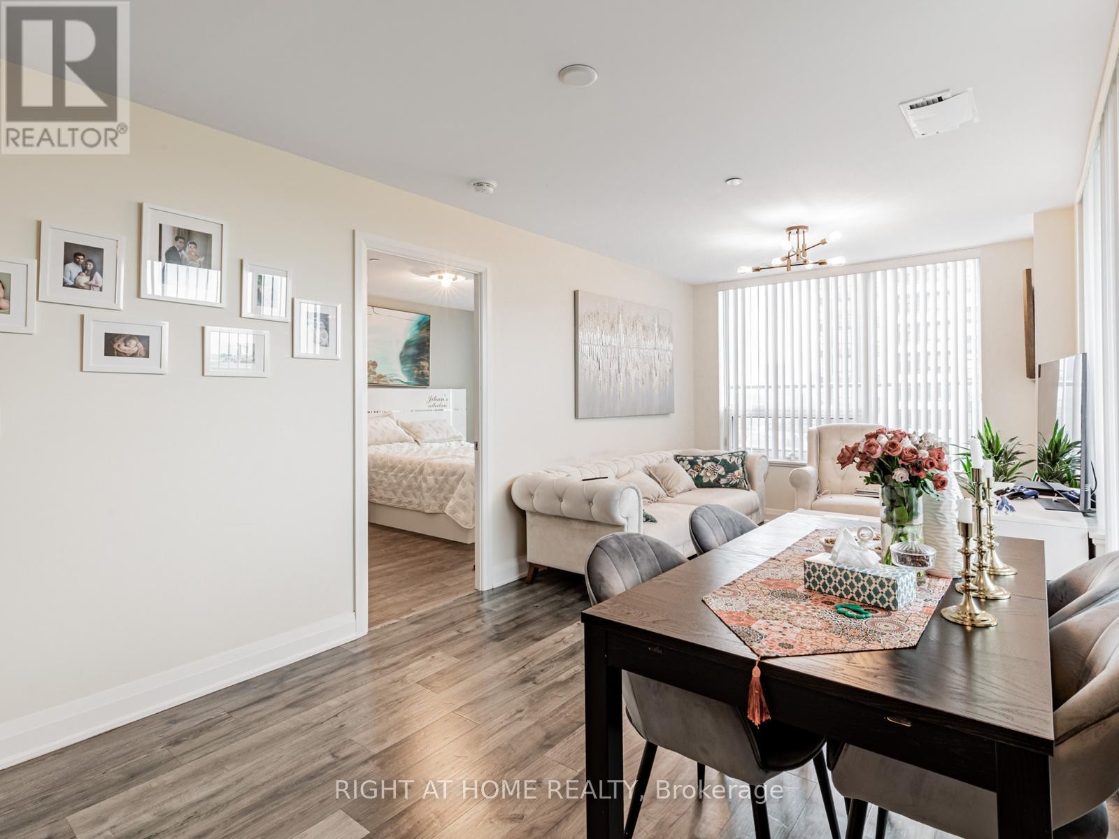 












826 - 18 UPTOWN DRIVE

,
Markham (Unionville),




Ontario
L3R5M5

