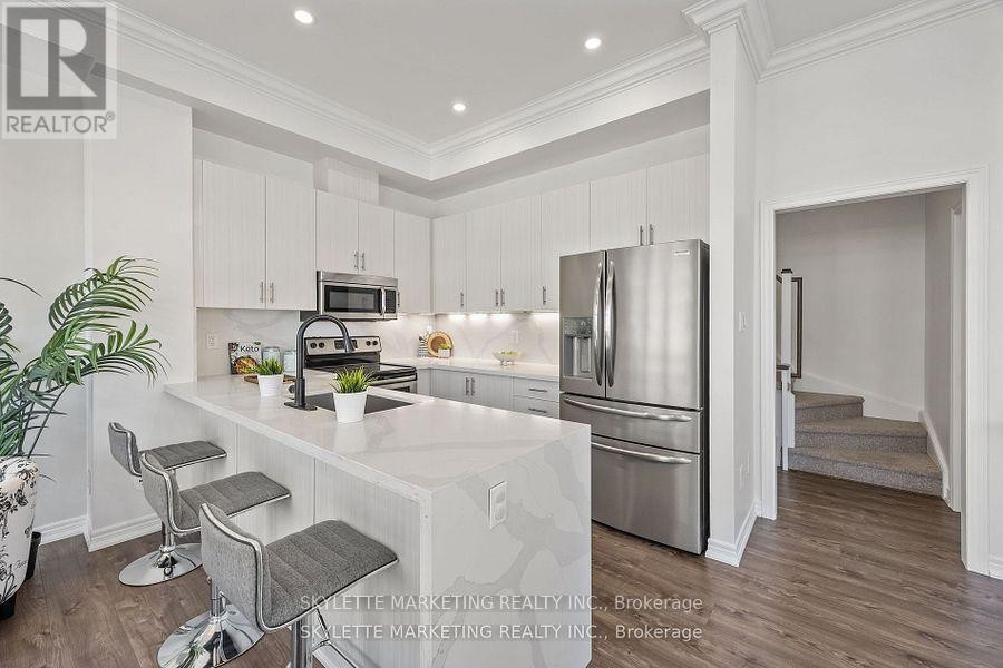 












2 CORNERBANK CRESCENT

,
Whitchurch-Stouffville (Stouffville),




Ontario
L4A1X1

