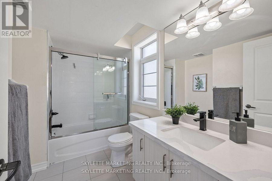 












2 CORNERBANK CRESCENT

,
Whitchurch-Stouffville (Stouffville),




Ontario
L4A1X1


