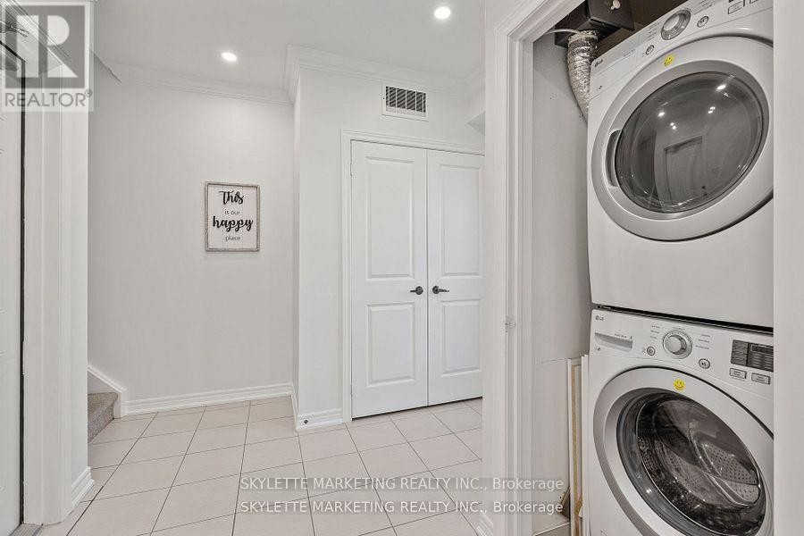 












2 CORNERBANK CRESCENT

,
Whitchurch-Stouffville (Stouffville),




Ontario
L4A1X1

