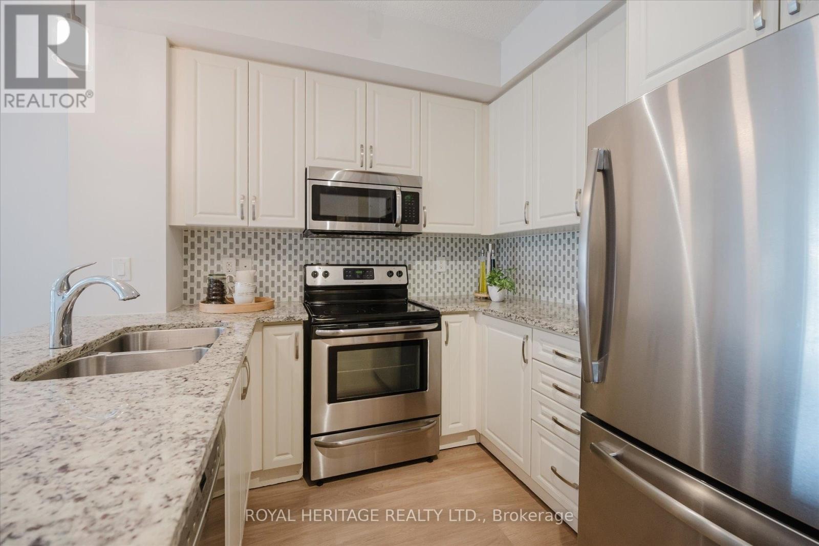 












215 - 111 CIVIC SQUARE GATE

,
Aurora (Bayview Wellington),




Ontario
L4G0S6

