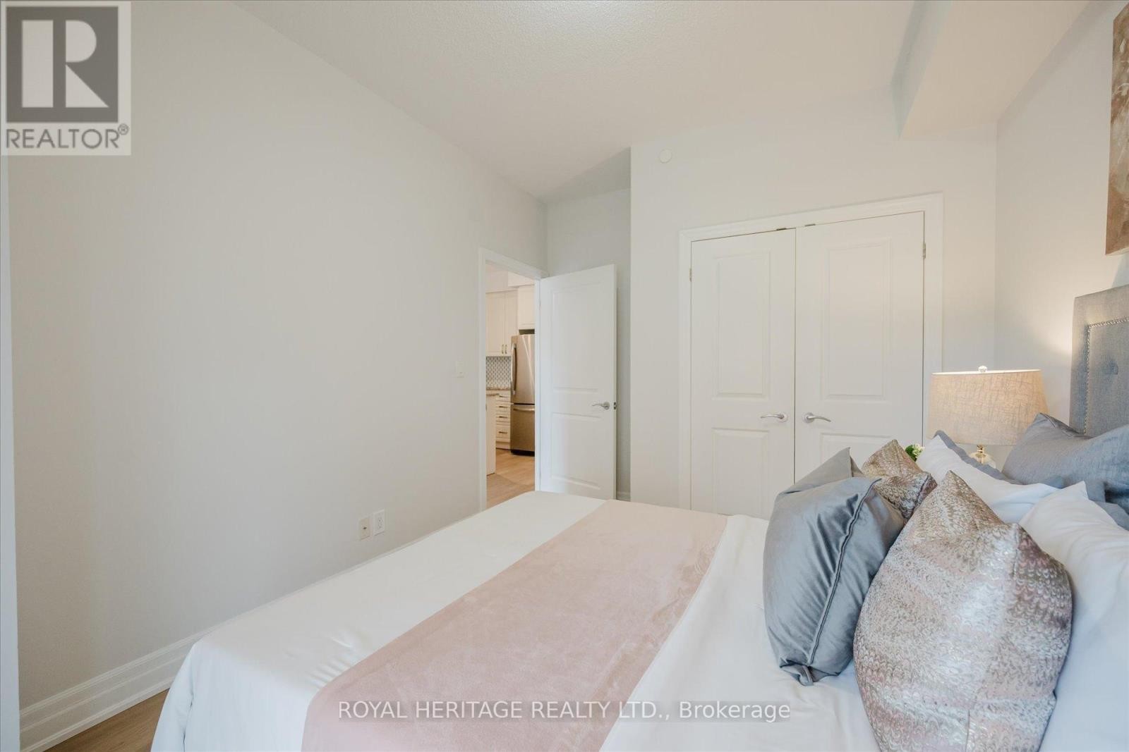 












215 - 111 CIVIC SQUARE GATE

,
Aurora (Bayview Wellington),




Ontario
L4G0S6

