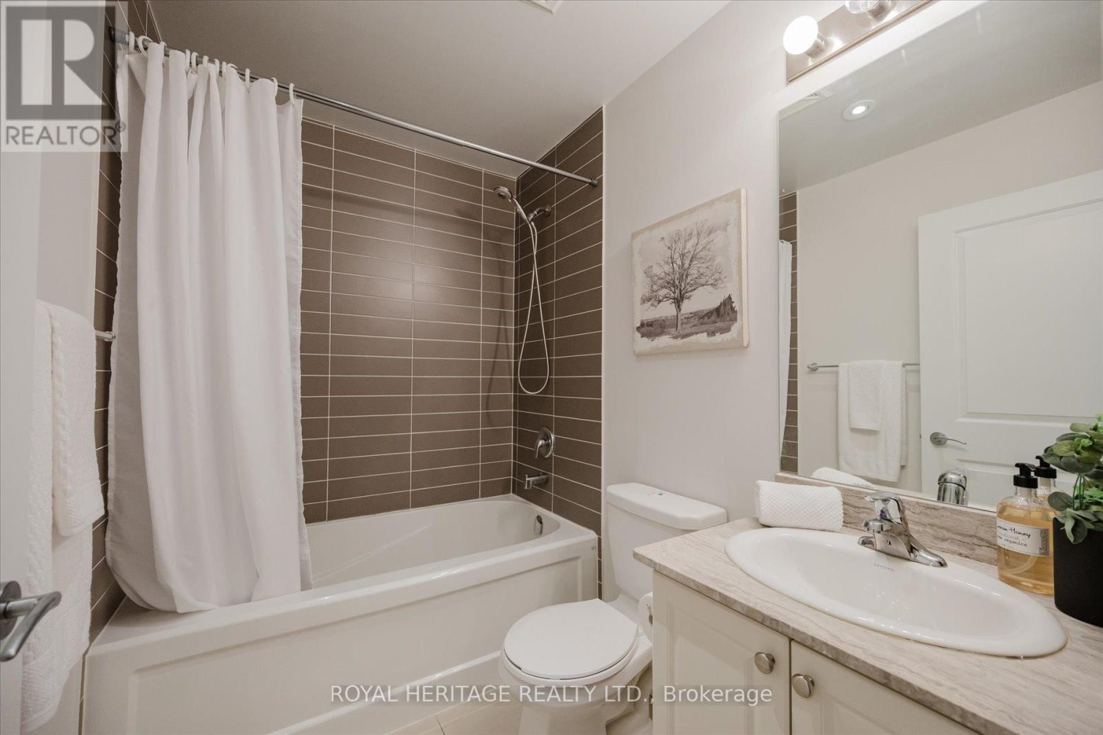 












215 - 111 CIVIC SQUARE GATE

,
Aurora (Bayview Wellington),




Ontario
L4G0S6

