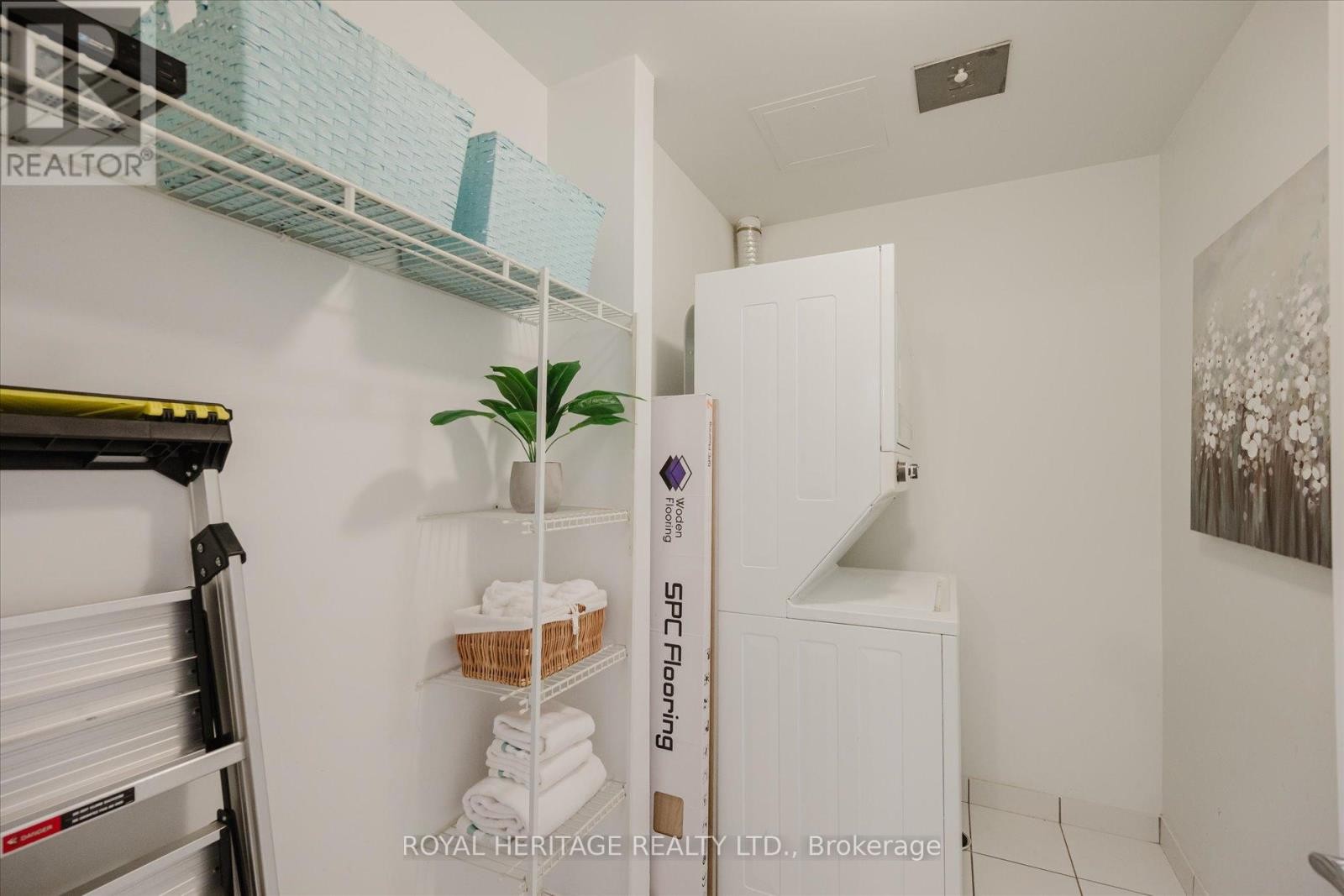 












215 - 111 CIVIC SQUARE GATE

,
Aurora (Bayview Wellington),




Ontario
L4G0S6

