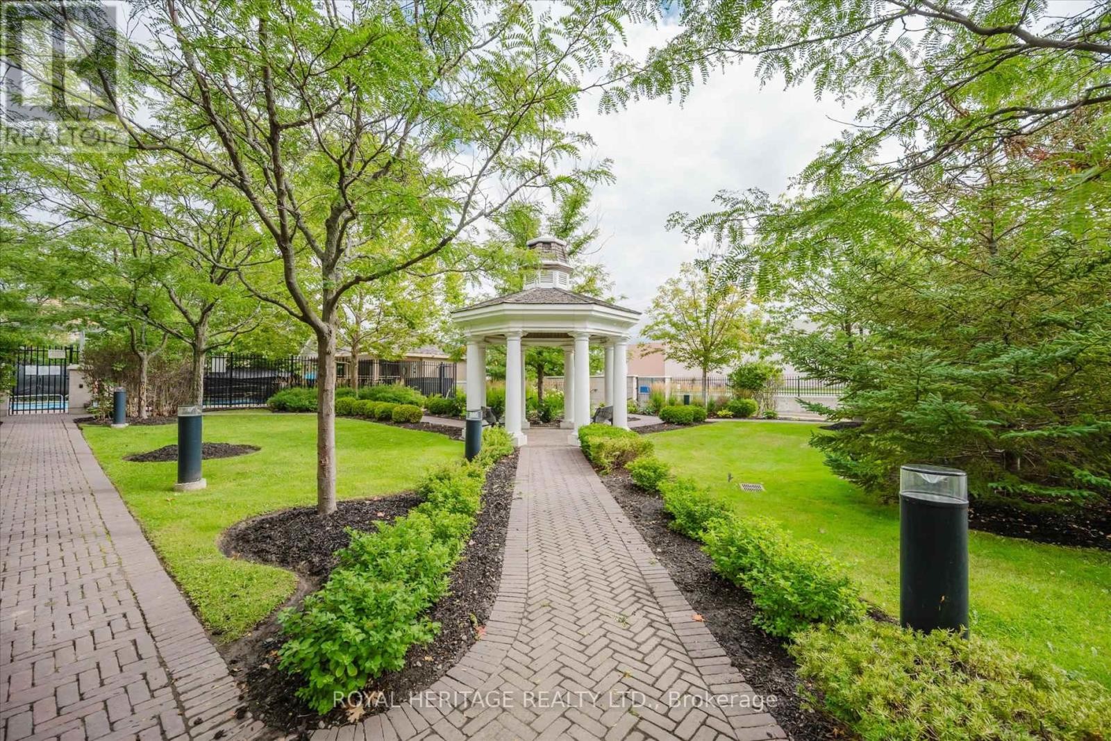 












215 - 111 CIVIC SQUARE GATE

,
Aurora (Bayview Wellington),




Ontario
L4G0S6

