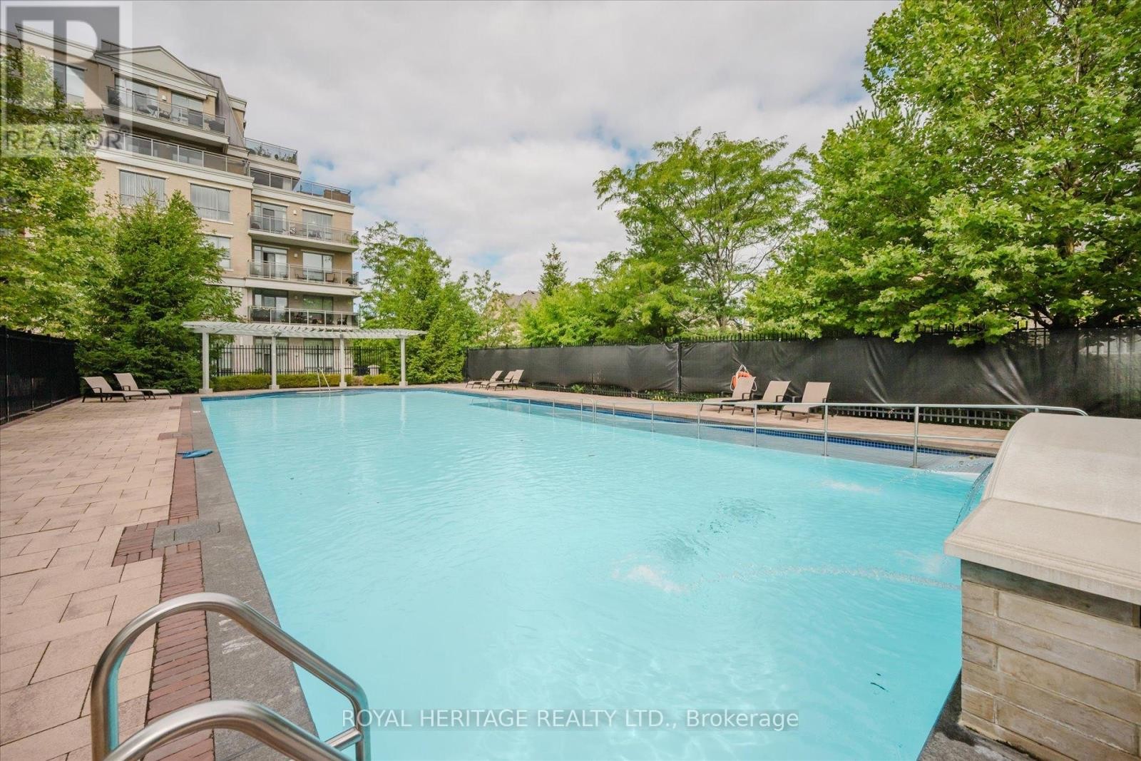 












215 - 111 CIVIC SQUARE GATE

,
Aurora (Bayview Wellington),




Ontario
L4G0S6

