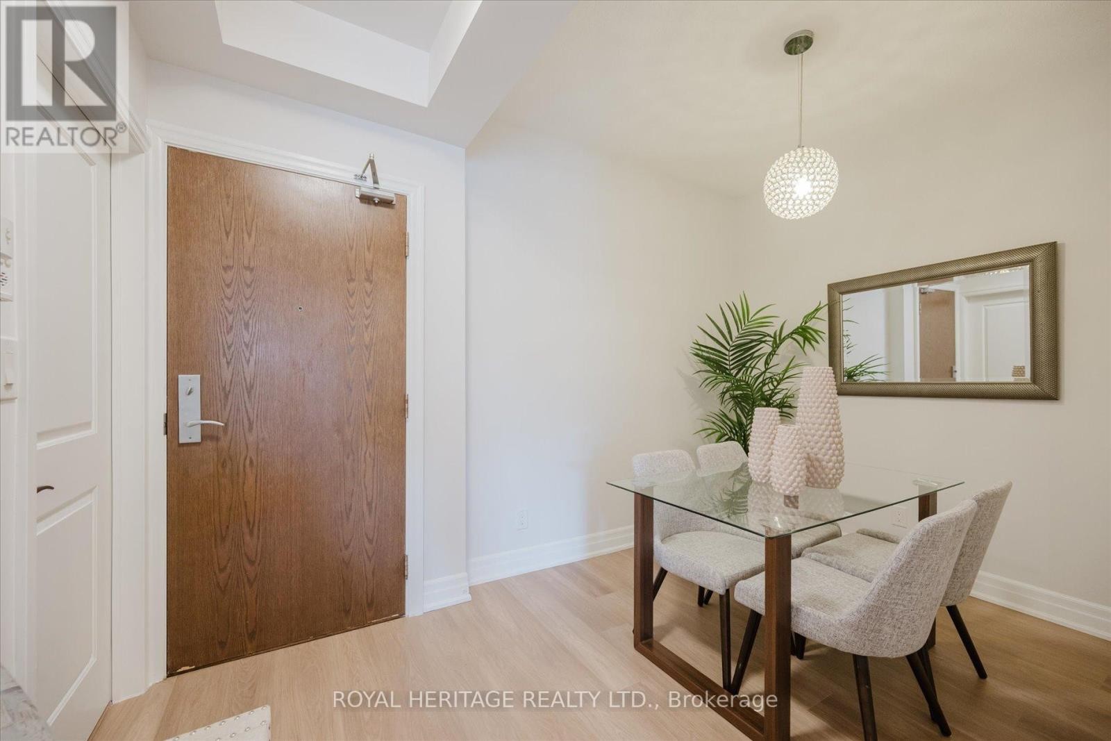 












215 - 111 CIVIC SQUARE GATE

,
Aurora (Bayview Wellington),




Ontario
L4G0S6

