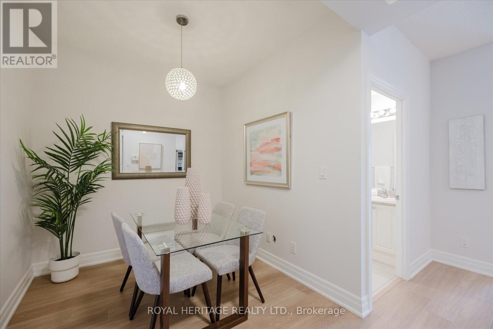 












215 - 111 CIVIC SQUARE GATE

,
Aurora (Bayview Wellington),




Ontario
L4G0S6

