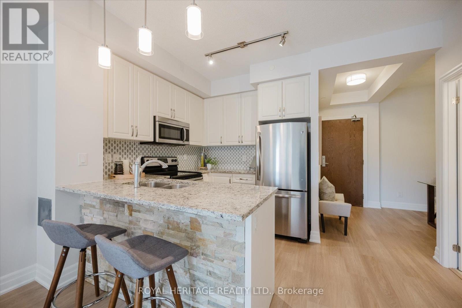 












215 - 111 CIVIC SQUARE GATE

,
Aurora (Bayview Wellington),




Ontario
L4G0S6

