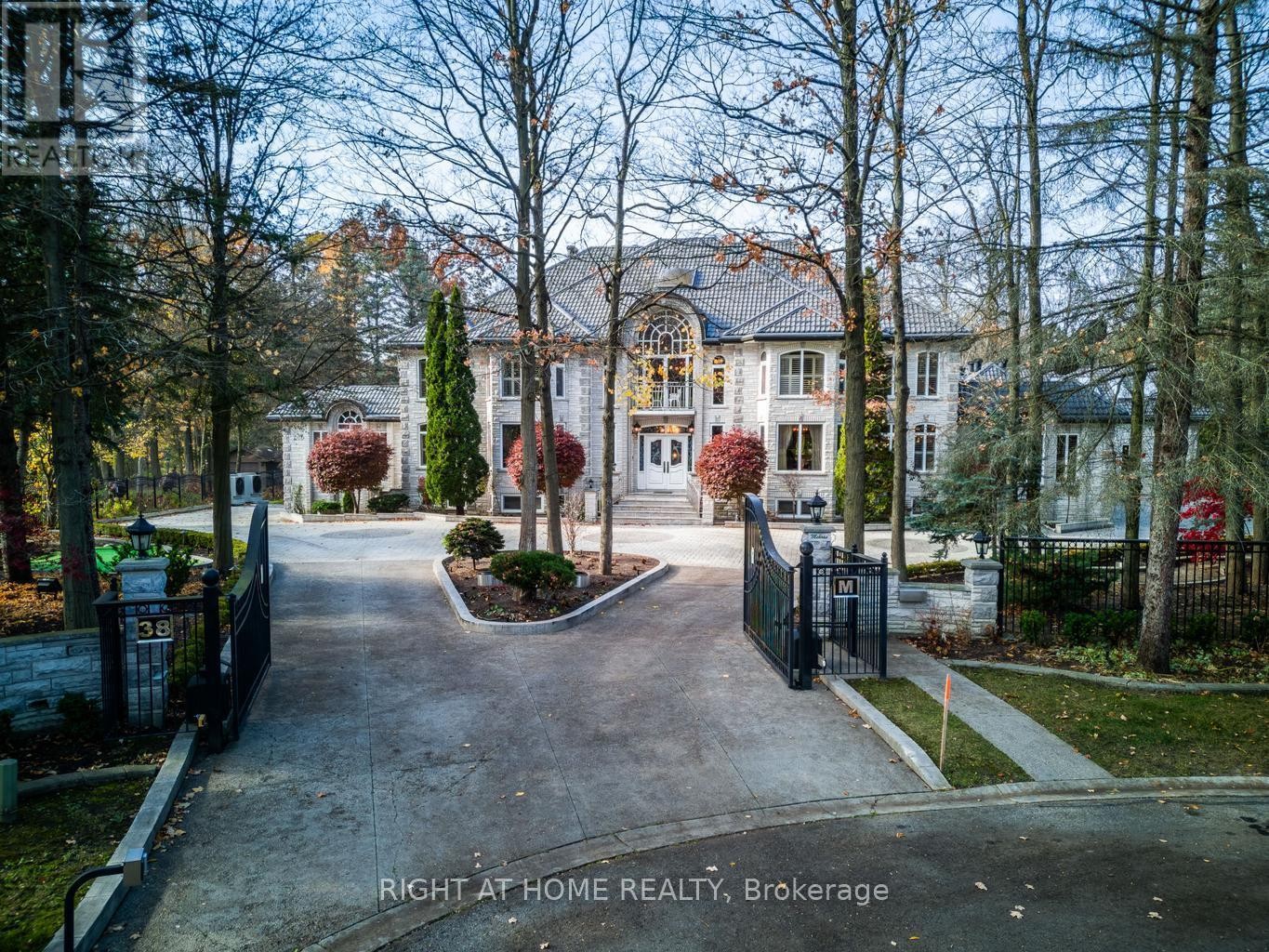 












38 SUGARBUSH COURT E

,
Vaughan (East Woodbridge),




Ontario
L4L2Z2


