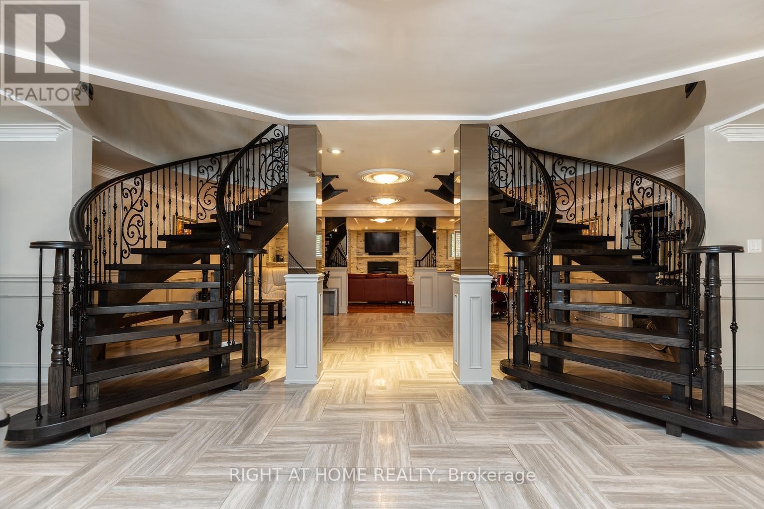 












38 SUGARBUSH COURT E

,
Vaughan (East Woodbridge),




Ontario
L4L2Z2

