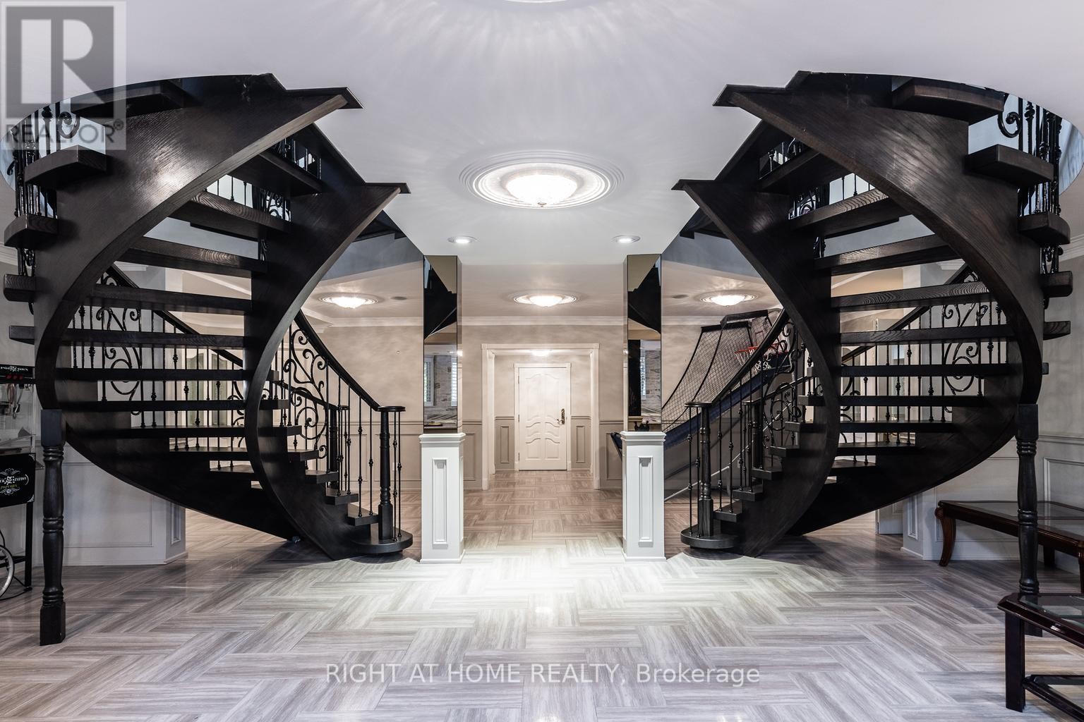












38 SUGARBUSH COURT E

,
Vaughan (East Woodbridge),




Ontario
L4L2Z2


