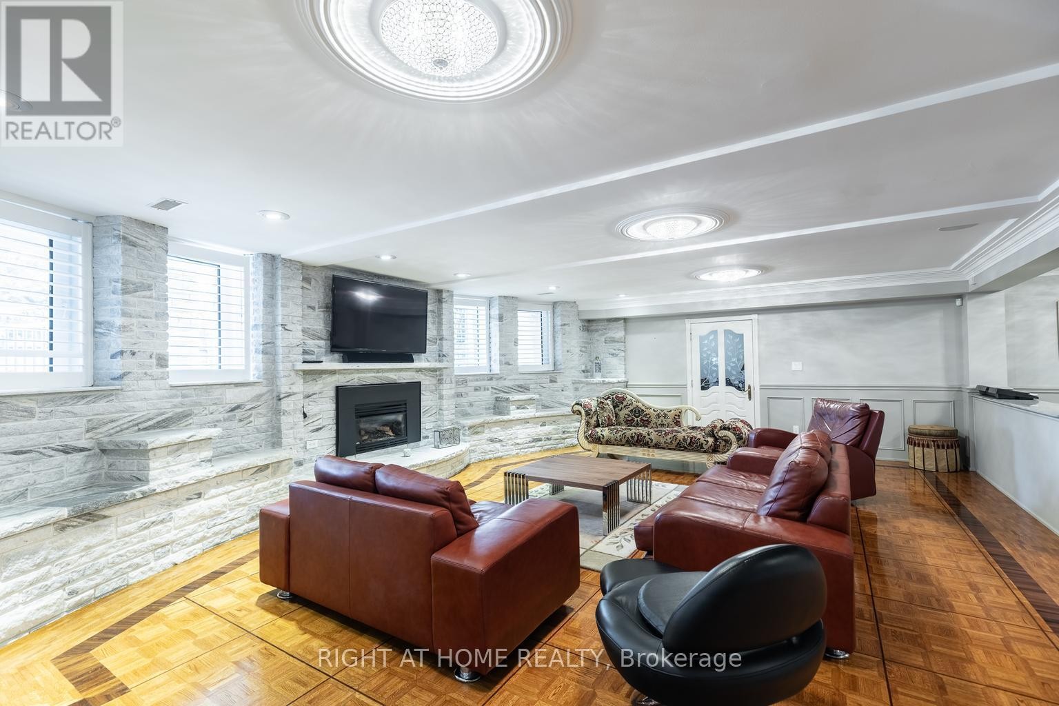 












38 SUGARBUSH COURT E

,
Vaughan (East Woodbridge),




Ontario
L4L2Z2

