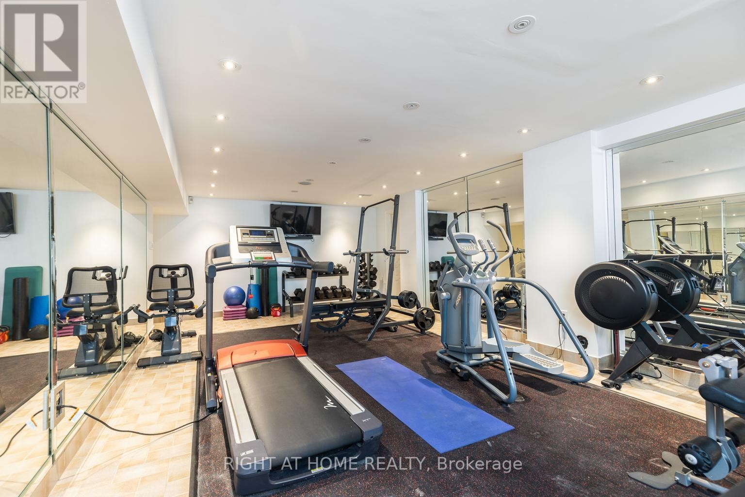 












38 SUGARBUSH COURT E

,
Vaughan (East Woodbridge),




Ontario
L4L2Z2

