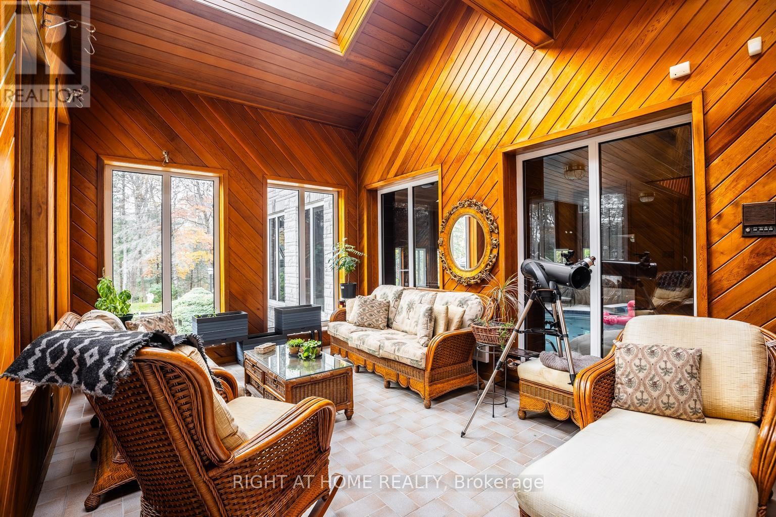 












38 SUGARBUSH COURT E

,
Vaughan (East Woodbridge),




Ontario
L4L2Z2


