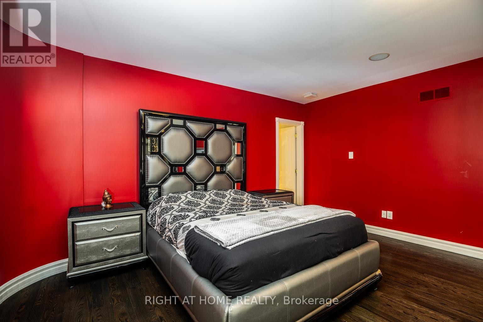 












38 SUGARBUSH COURT E

,
Vaughan (East Woodbridge),




Ontario
L4L2Z2

