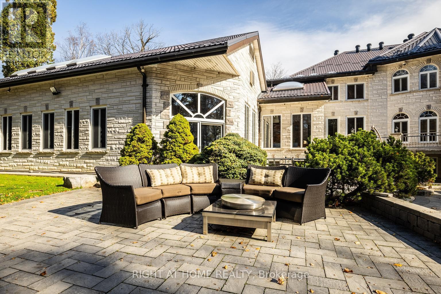 












38 SUGARBUSH COURT E

,
Vaughan (East Woodbridge),




Ontario
L4L2Z2

