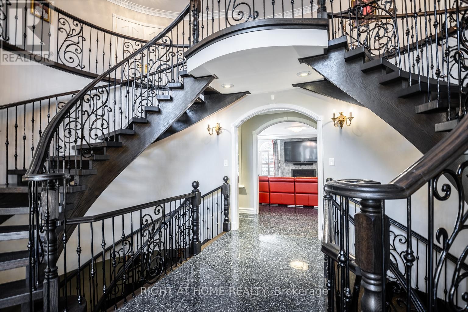 












38 SUGARBUSH COURT E

,
Vaughan (East Woodbridge),




Ontario
L4L2Z2

