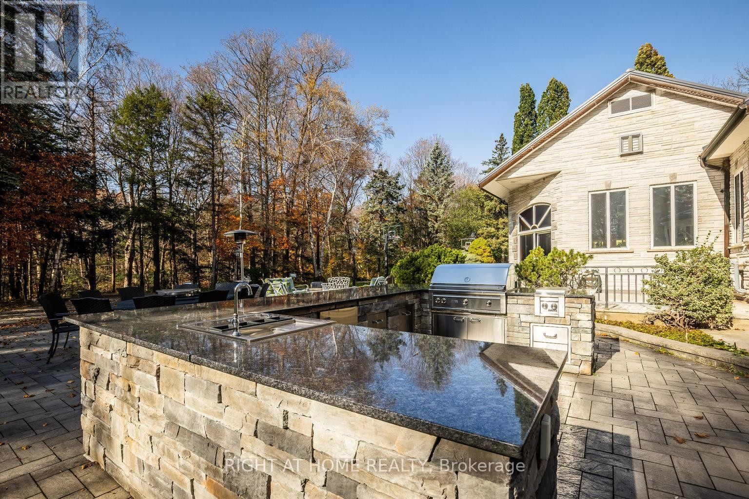 












38 SUGARBUSH COURT E

,
Vaughan (East Woodbridge),




Ontario
L4L2Z2

